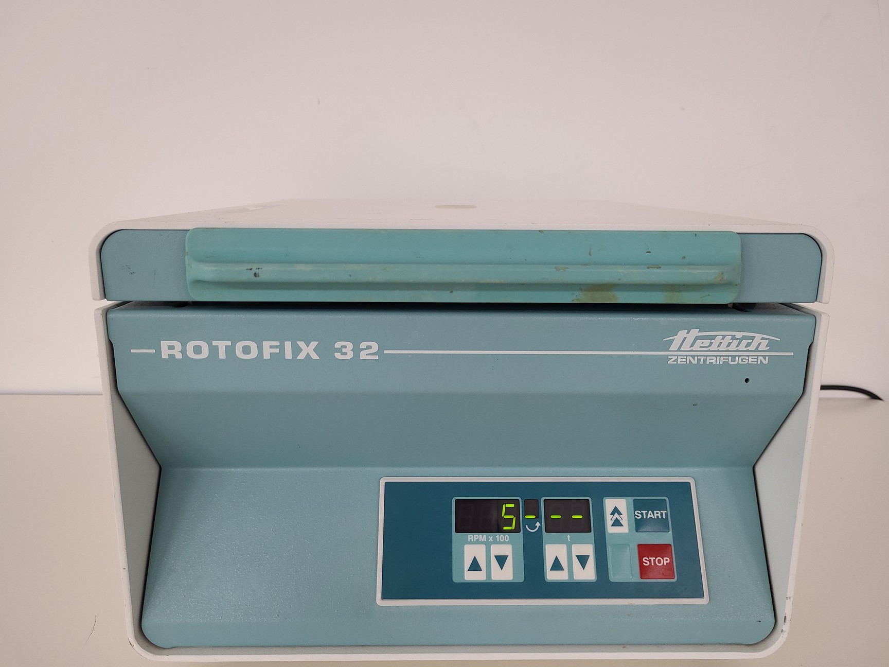 Image of Hettich Zentrifugen Rotofix 32 Benchtop Laboratory Centrifuge with 5000rpm Rotor