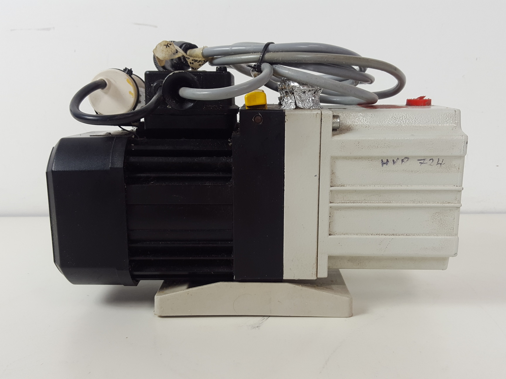 Image of Pffeifer Balzers Duo 2.5 A High Vacuum Pump Mod No. PK D41 702 Lab