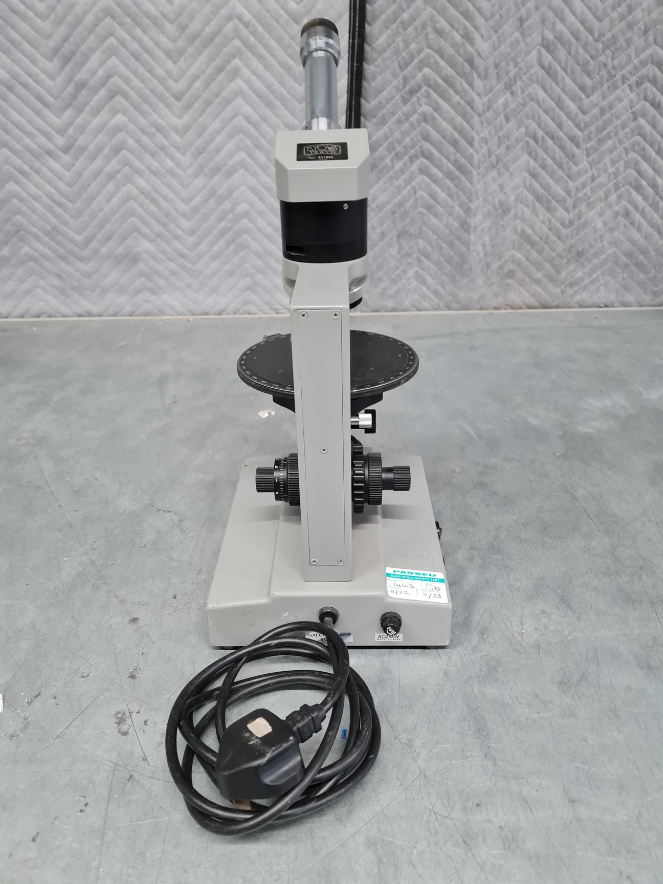 Image of Kyowa Tokyo Compound Monocular Microscope with 3 x Objectives Lab
