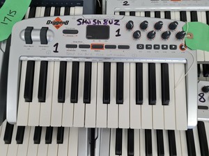 Thumbnail image of Lob lot of 20 x M-Audio Oxygen Musical MIDI Keyboards - Models 25 & 8 V2 