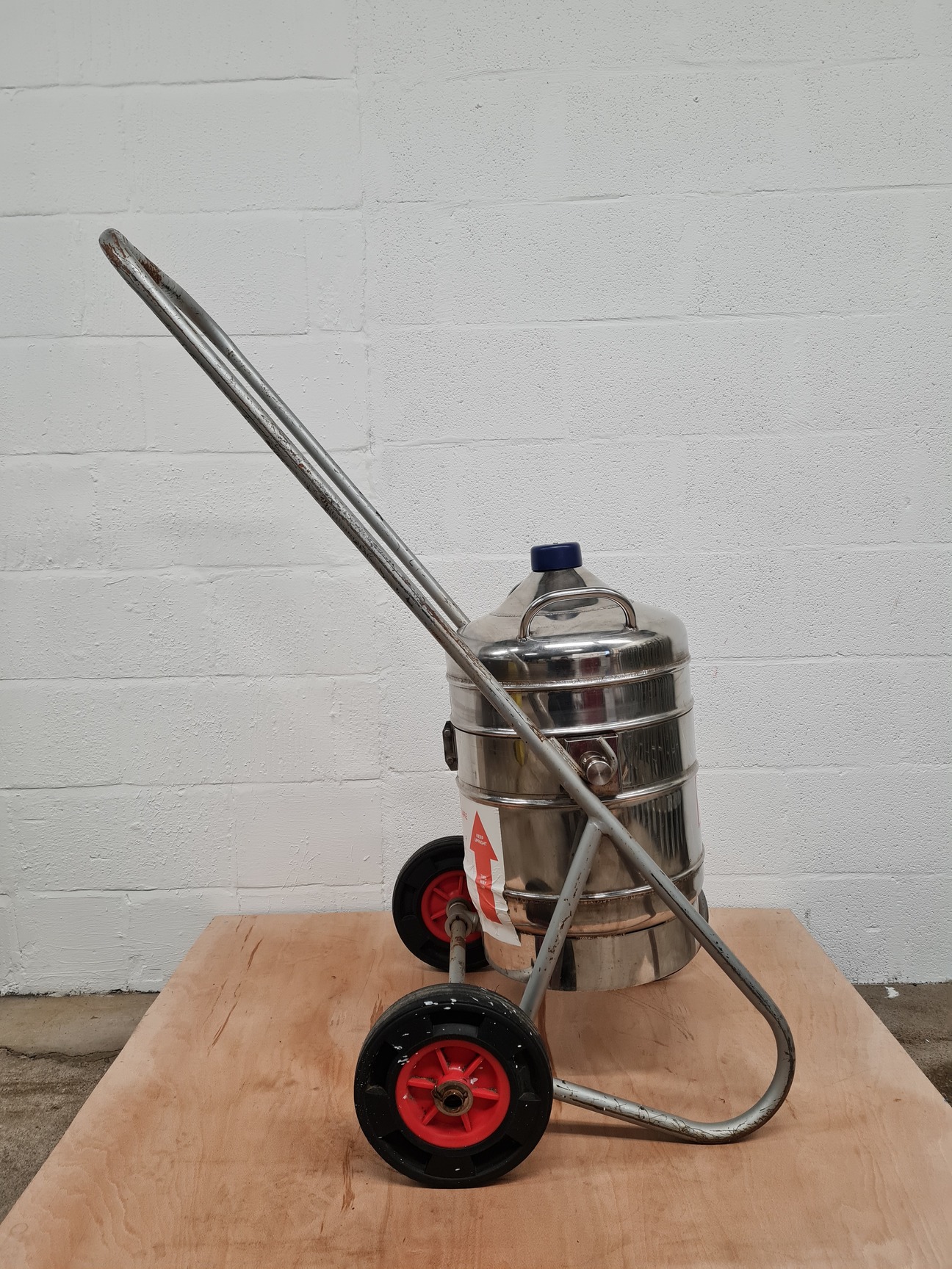 Image of Wessington Cryogenics Limited ES-25  Liquid Nitrogen Dispensing Dewar Lab