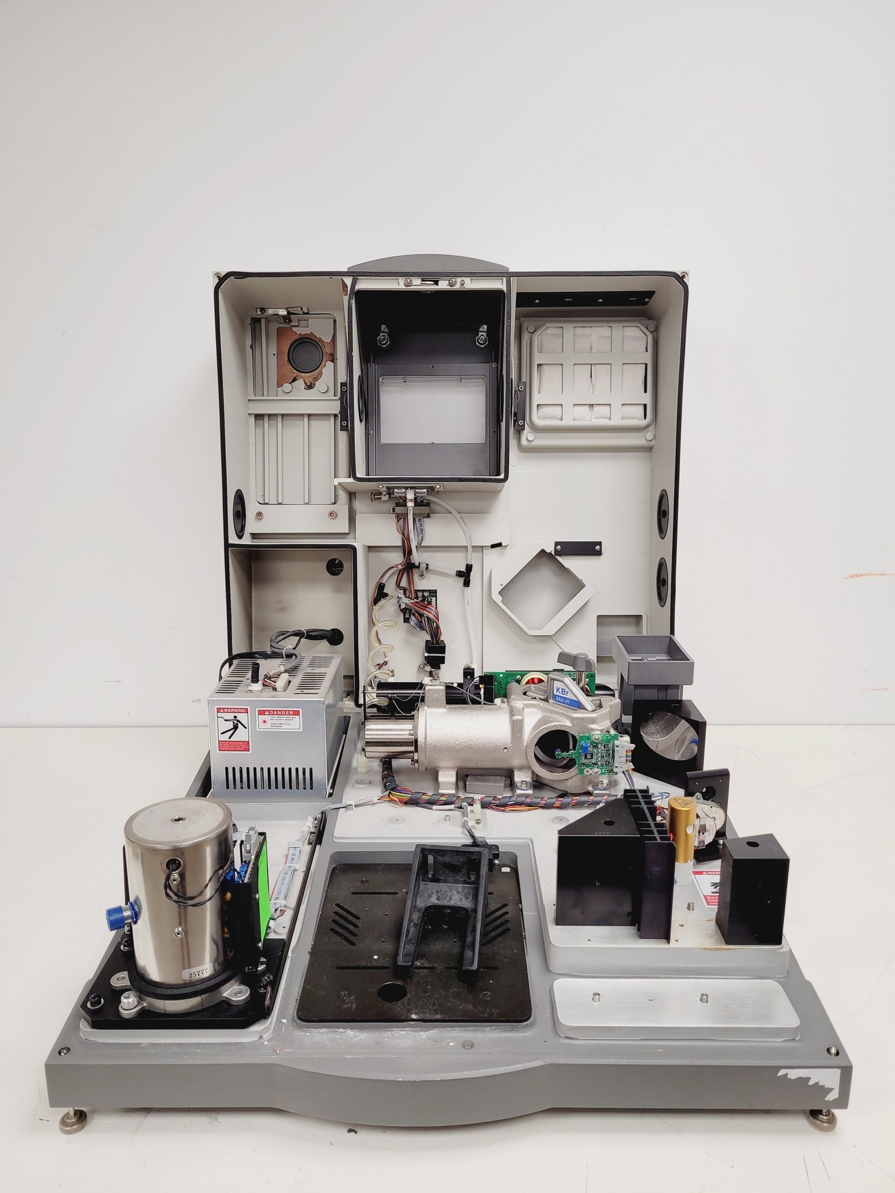 Image of Nicolet Magna-IR 560 Spectrophotometer lab