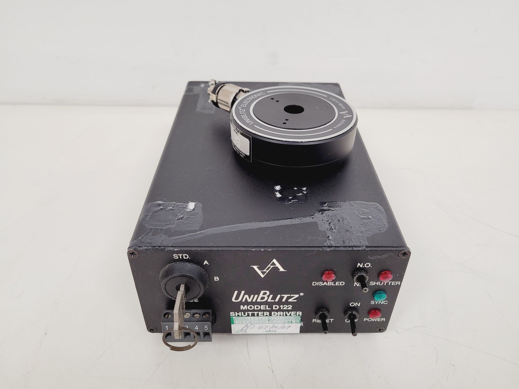 Image of UniBlitz Shutter Driver LS6T2 & Model D122 Shutter  Lab