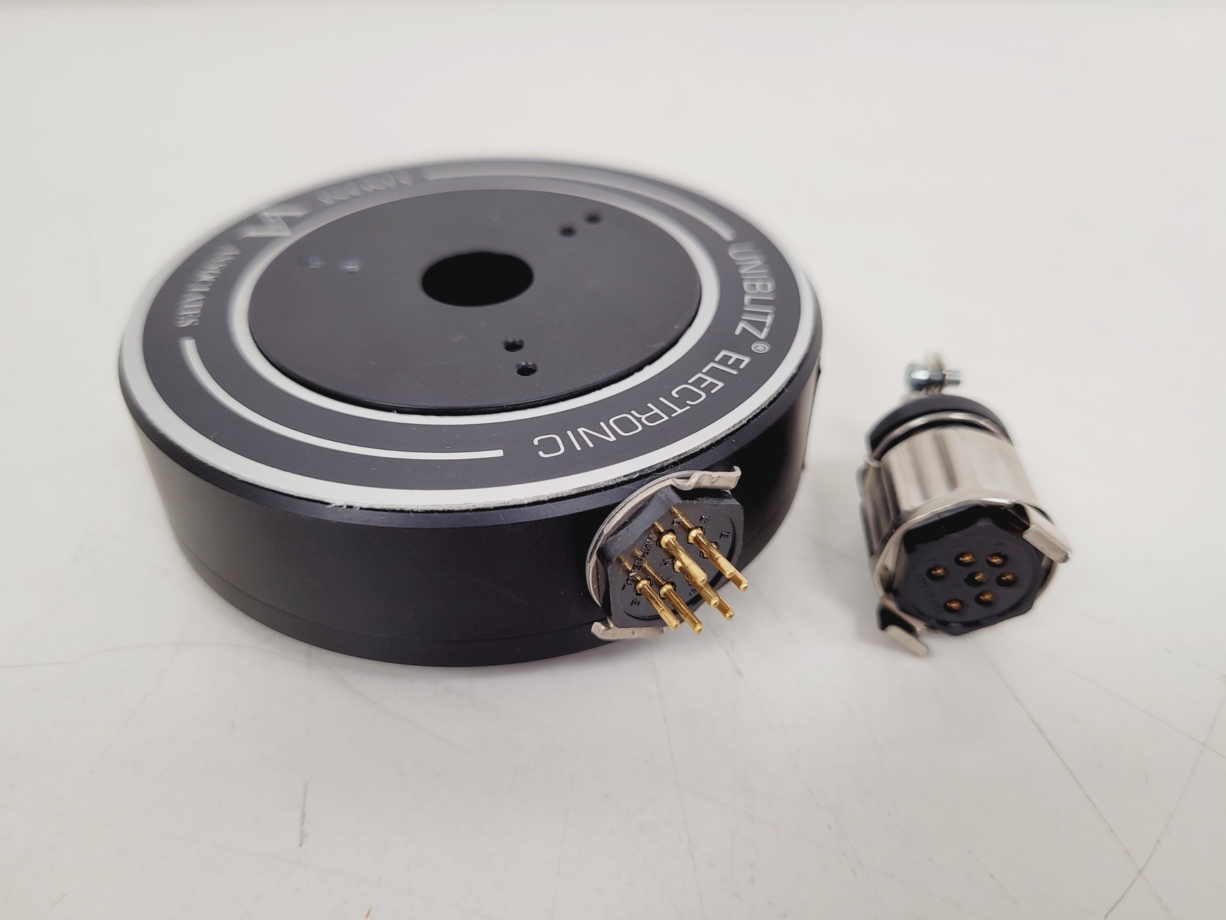 Image of UniBlitz Shutter Driver LS6T2 & Model D122 Shutter  Lab