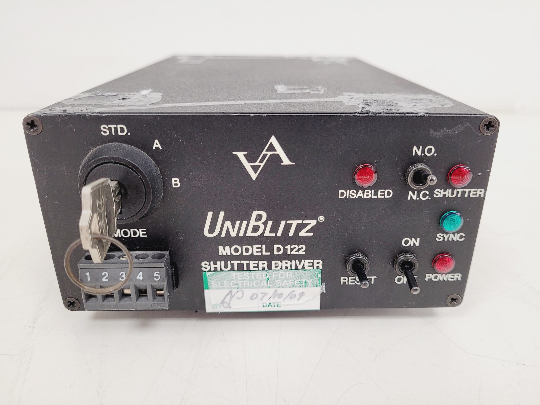 Image of UniBlitz Shutter Driver LS6T2 & Model D122 Shutter  Lab