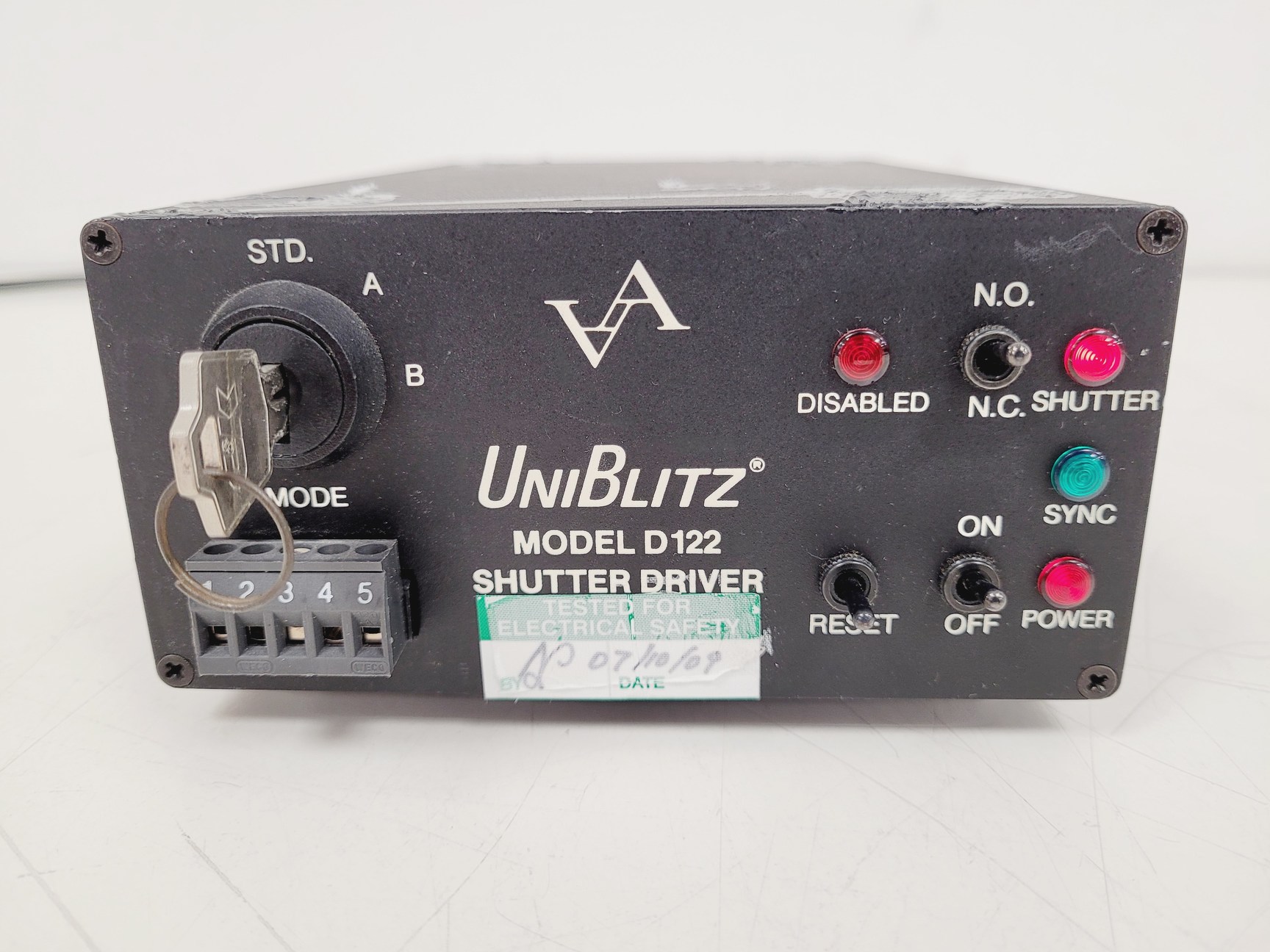 Image of UniBlitz Shutter Driver LS6T2 & Model D122 Shutter  Lab