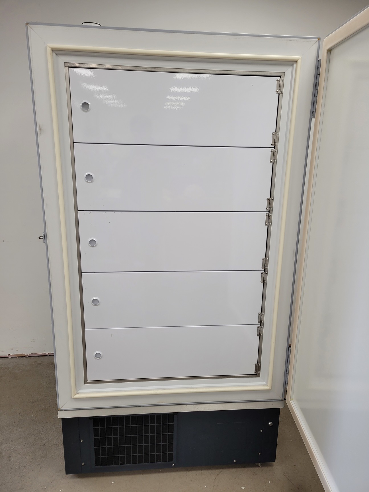 Image of RS Biotech Eclipse 600 Ultra-Low Temperature Freezer Part no. 05600-230 Lab