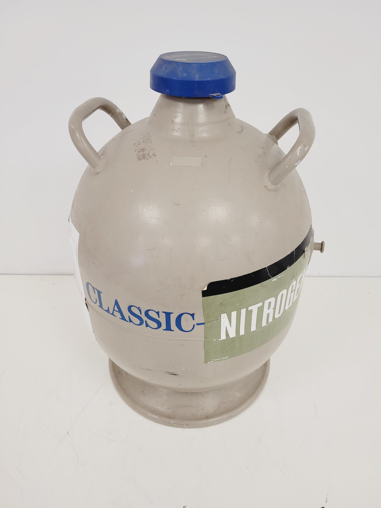 Image of Taylor Wharton Classic Liquid Nitrogen Tank 25LP Lab
