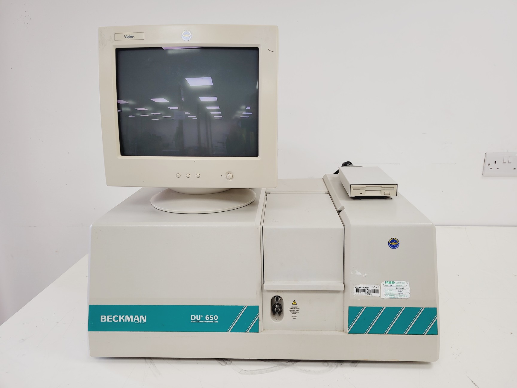 Beckman DU 650 Spectrophotometer with Viglen Monitor Lab Spares/Repairs