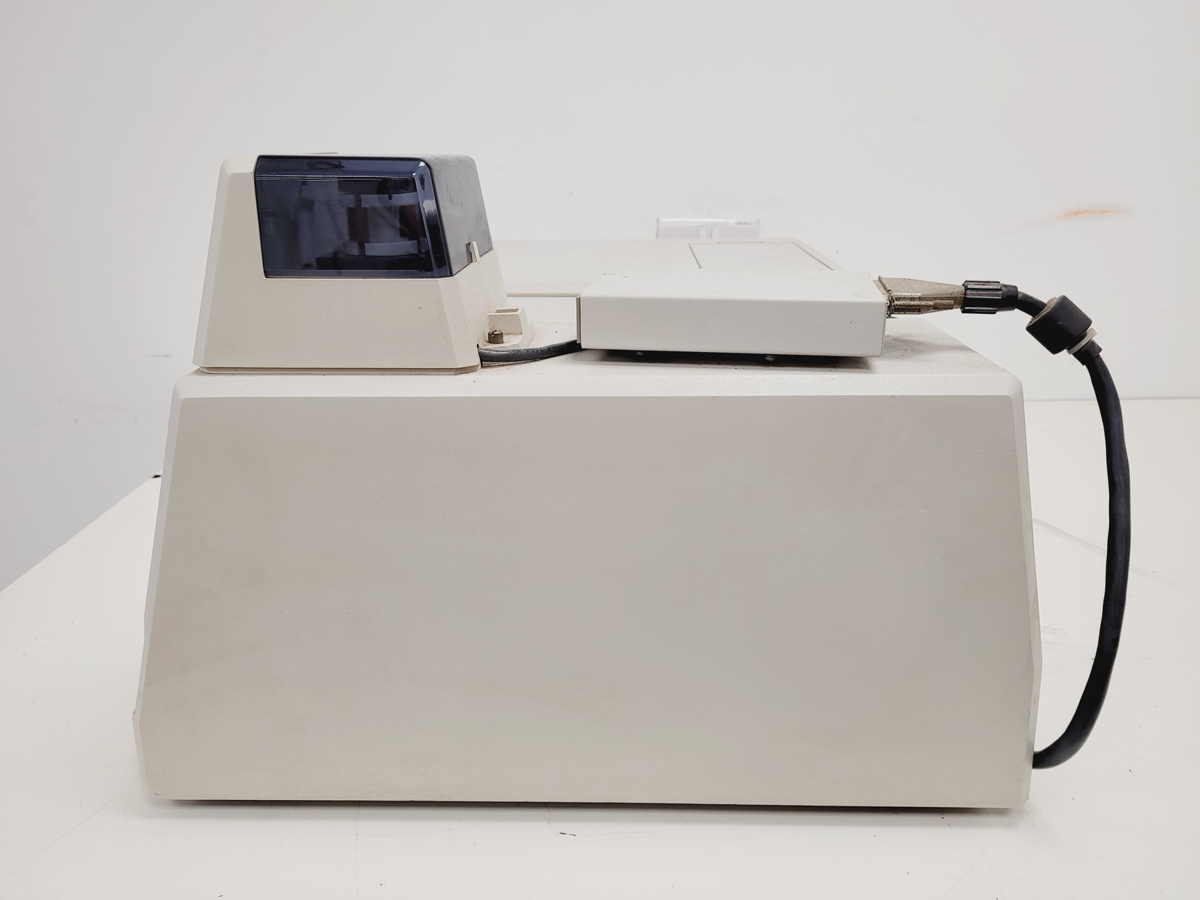 Image of Beckman DU 640 UV/VIS Spectrophotometer Lab