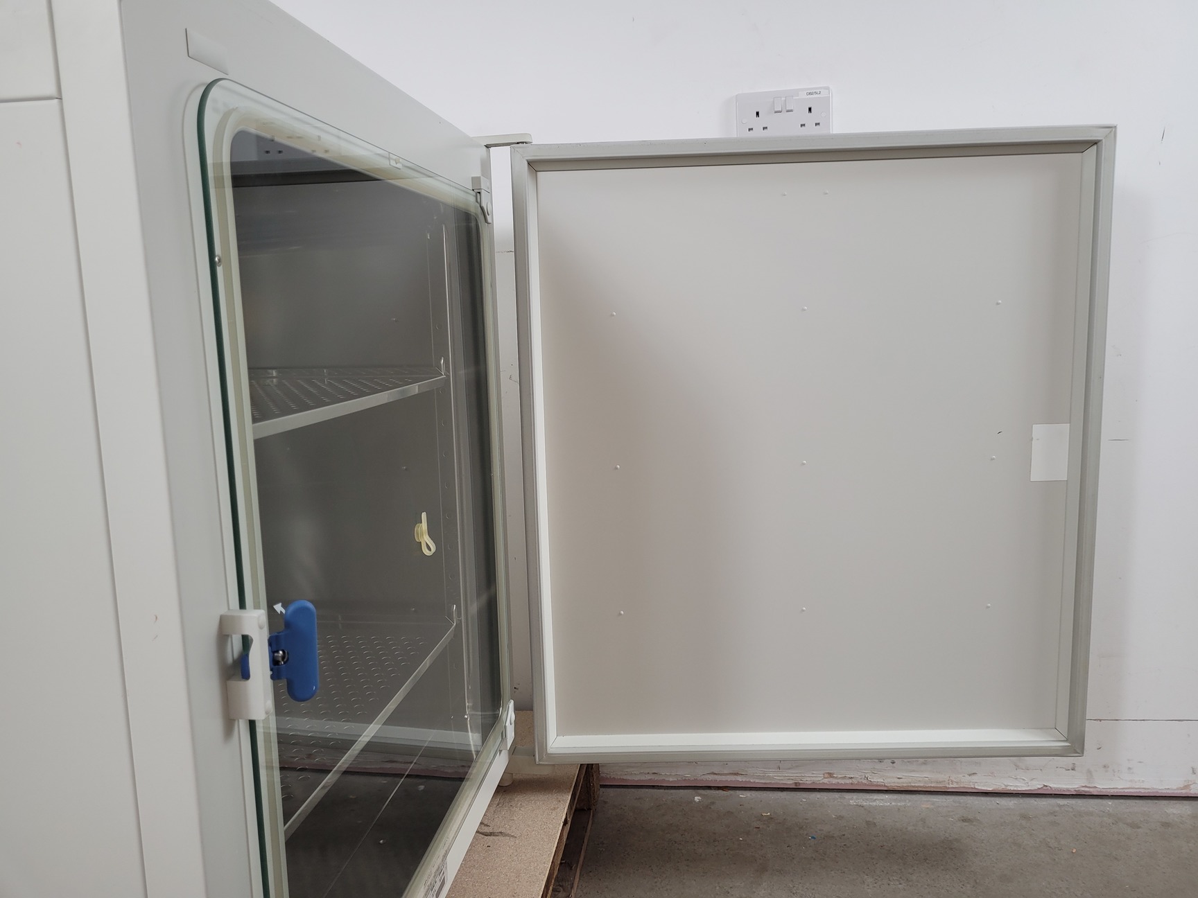 Image of Kendro HERACell 240 Laboratory CO2 Incubator Lab