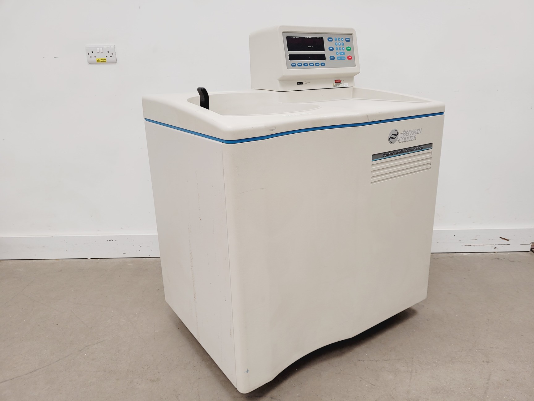 Image of Beckman Coulter Optima LE-80K Ultracentrifuge Lab