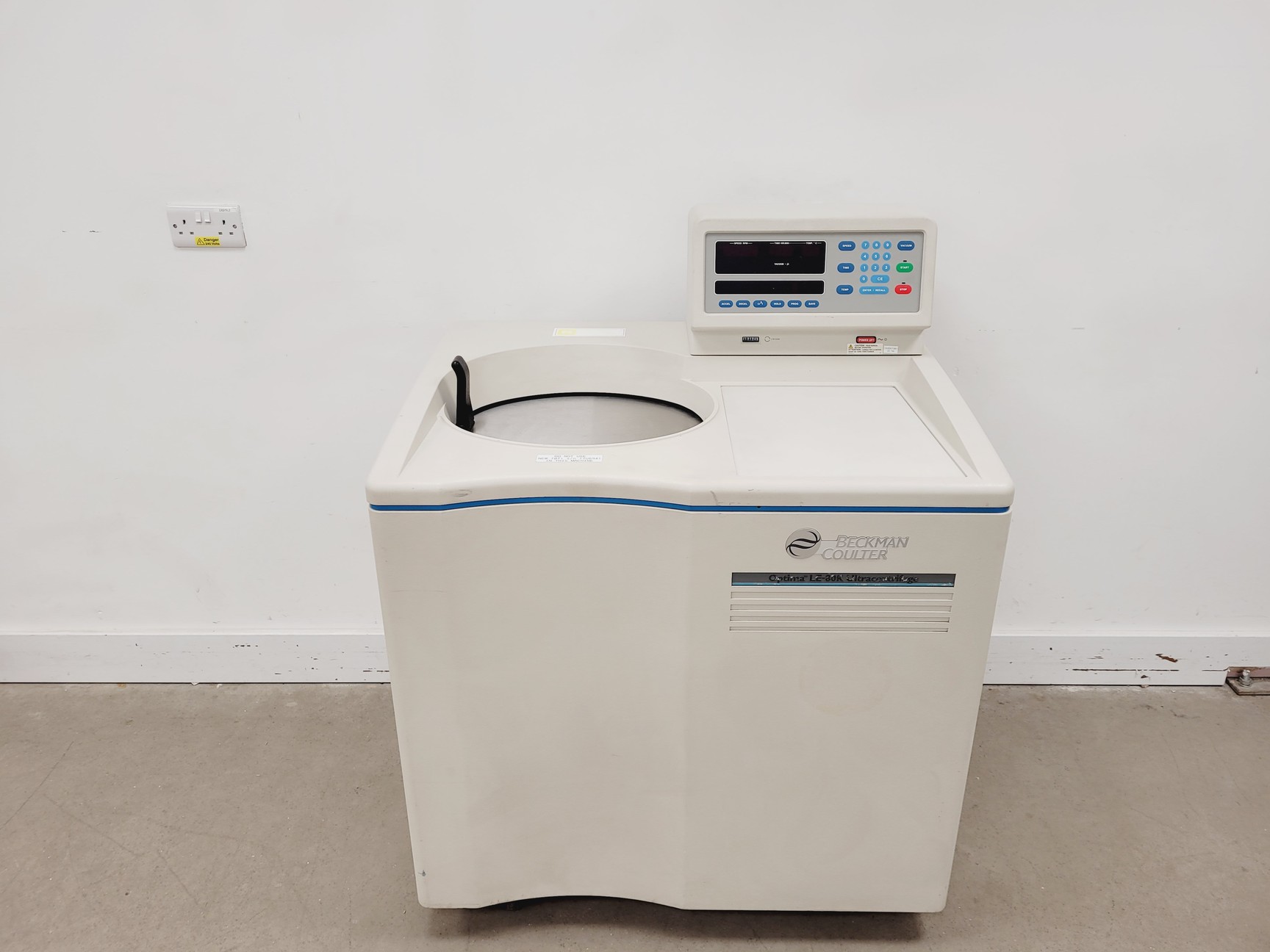 Image of Beckman Coulter Optima LE-80K Ultracentrifuge Lab