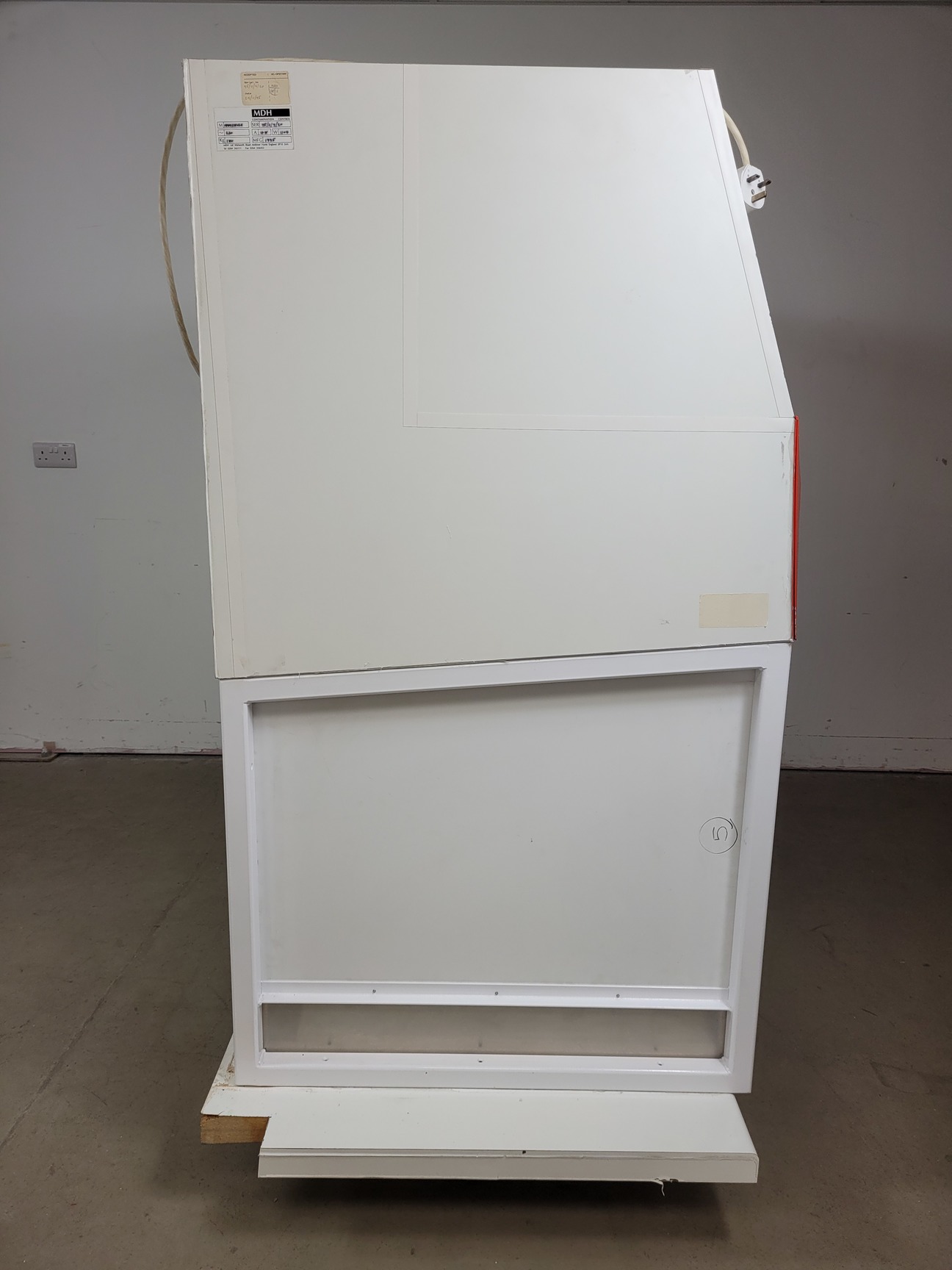 Image of Microflow Laminar Flow Workstation Cabinet  Model MMM 118026 Lab