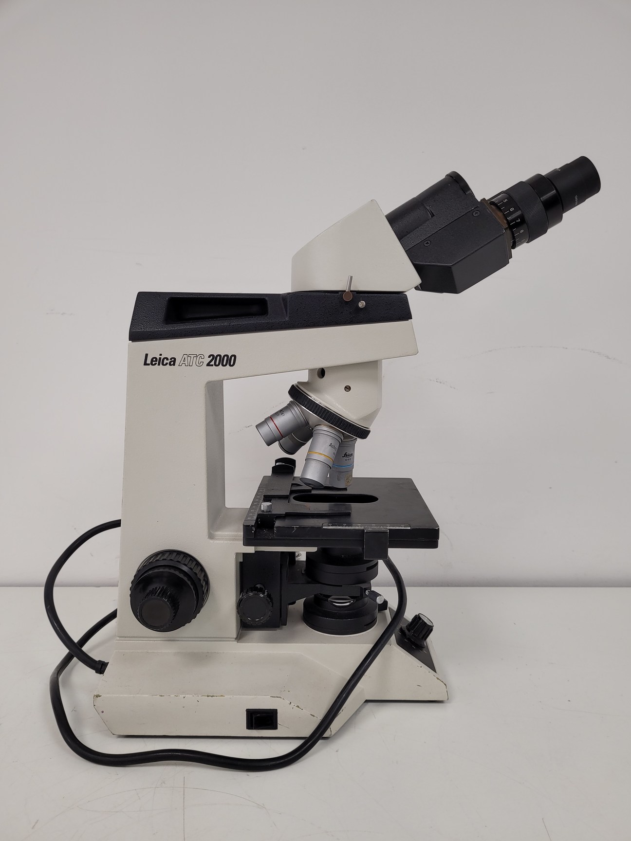 Image of Leica ATC 2000 Compound Microscope w/ 4 x Objectives Achro Lab