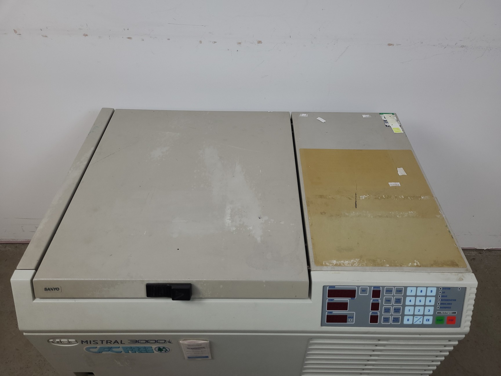 Image of Sanyo MSE Mistral 3000i Refrigerated Benchtop Centrifuge Lab