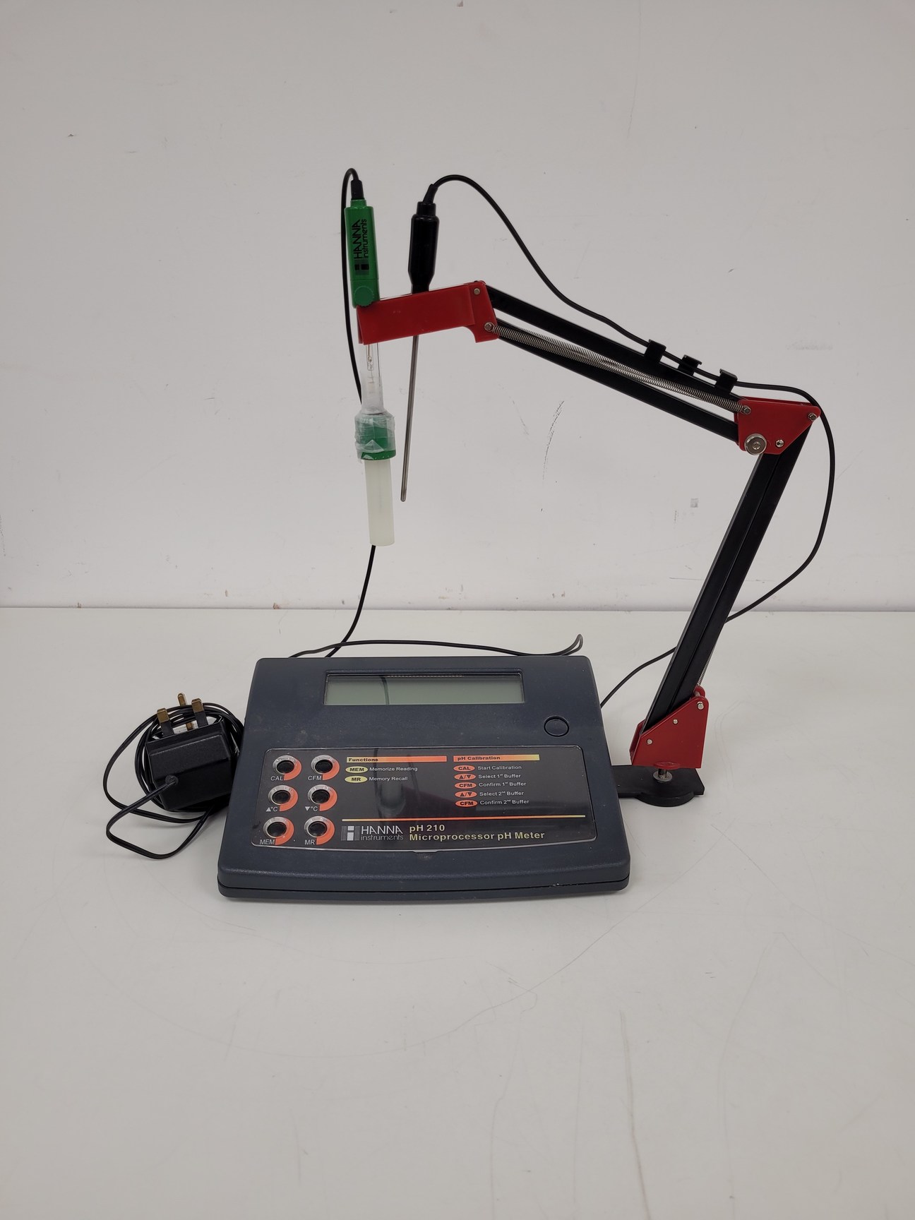 Image of Hanna Instruments pH 210 Microprocessor pH Meter Lab