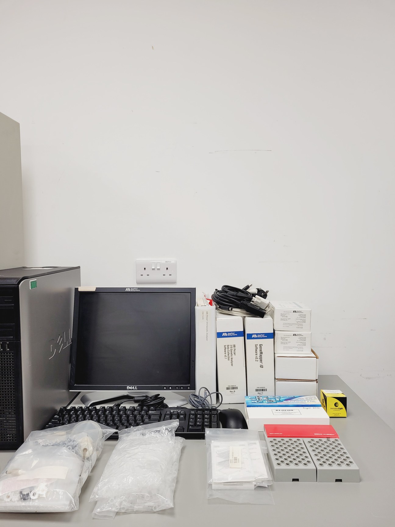 Image of Applied Biosystems ABI Prism 310 Genetic Analysis System Lab
