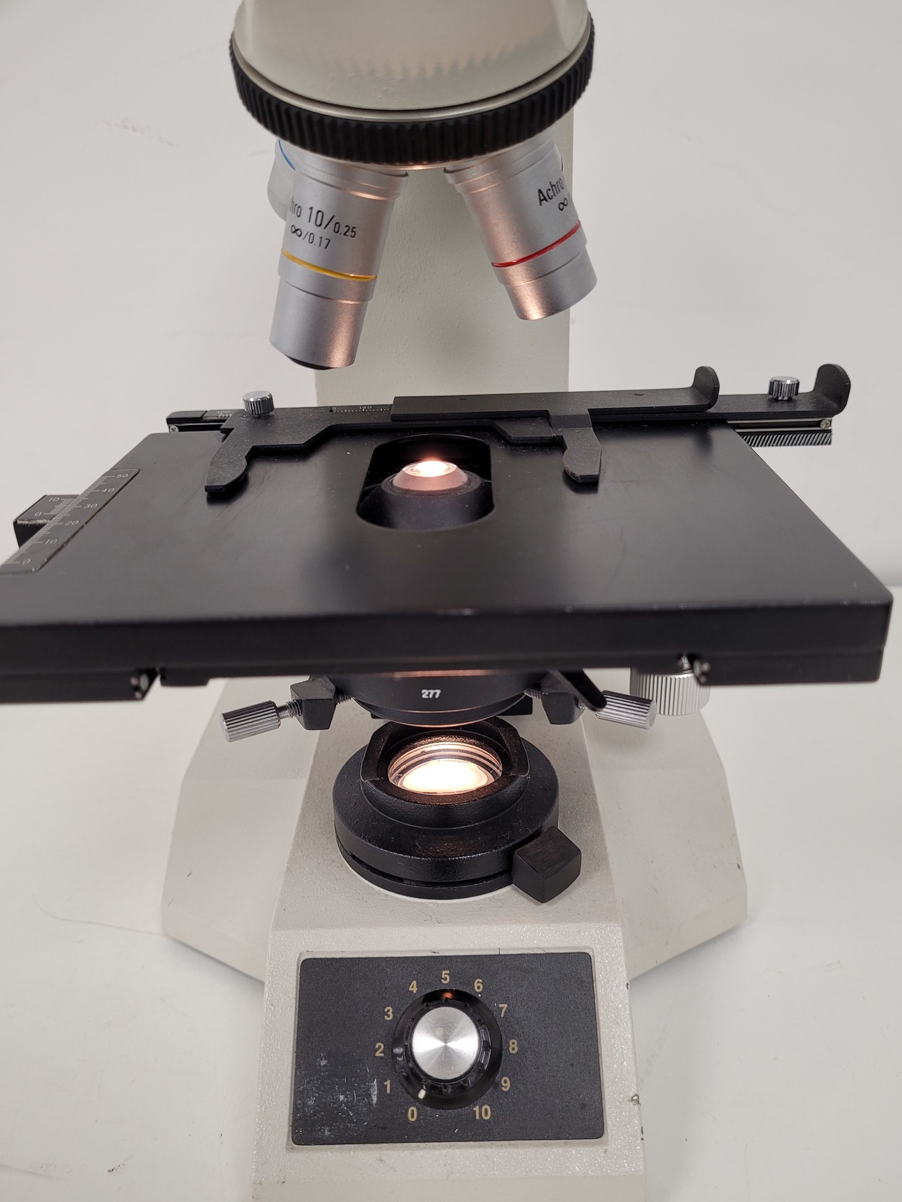 Image of Leica Model ATC 2000 Compound Microscope with 4 x Achromatic Objectives Lab