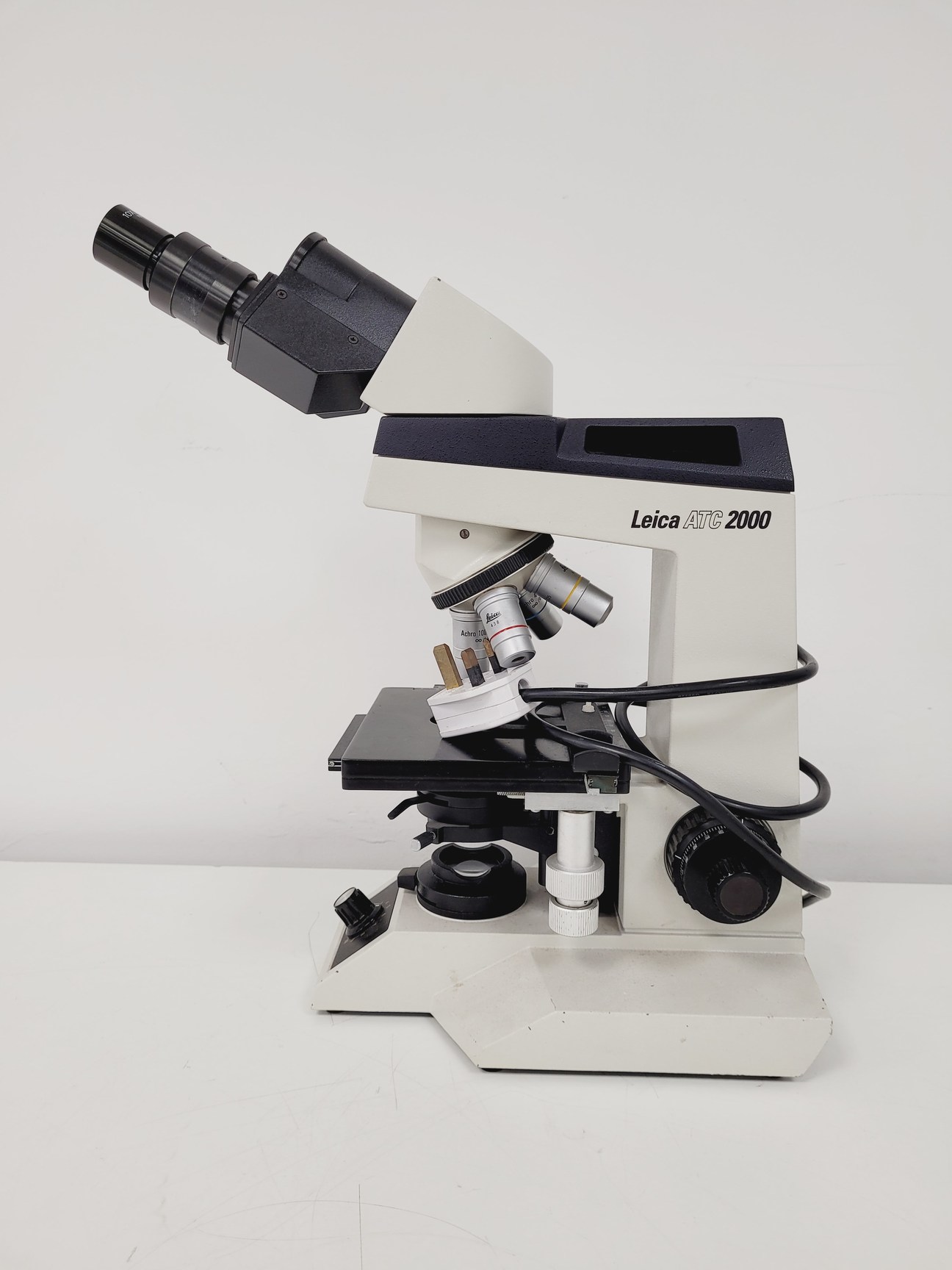 Image of Leica Model ATC 2000 Microscope w/ 4 x Achromatic Objectives Lab