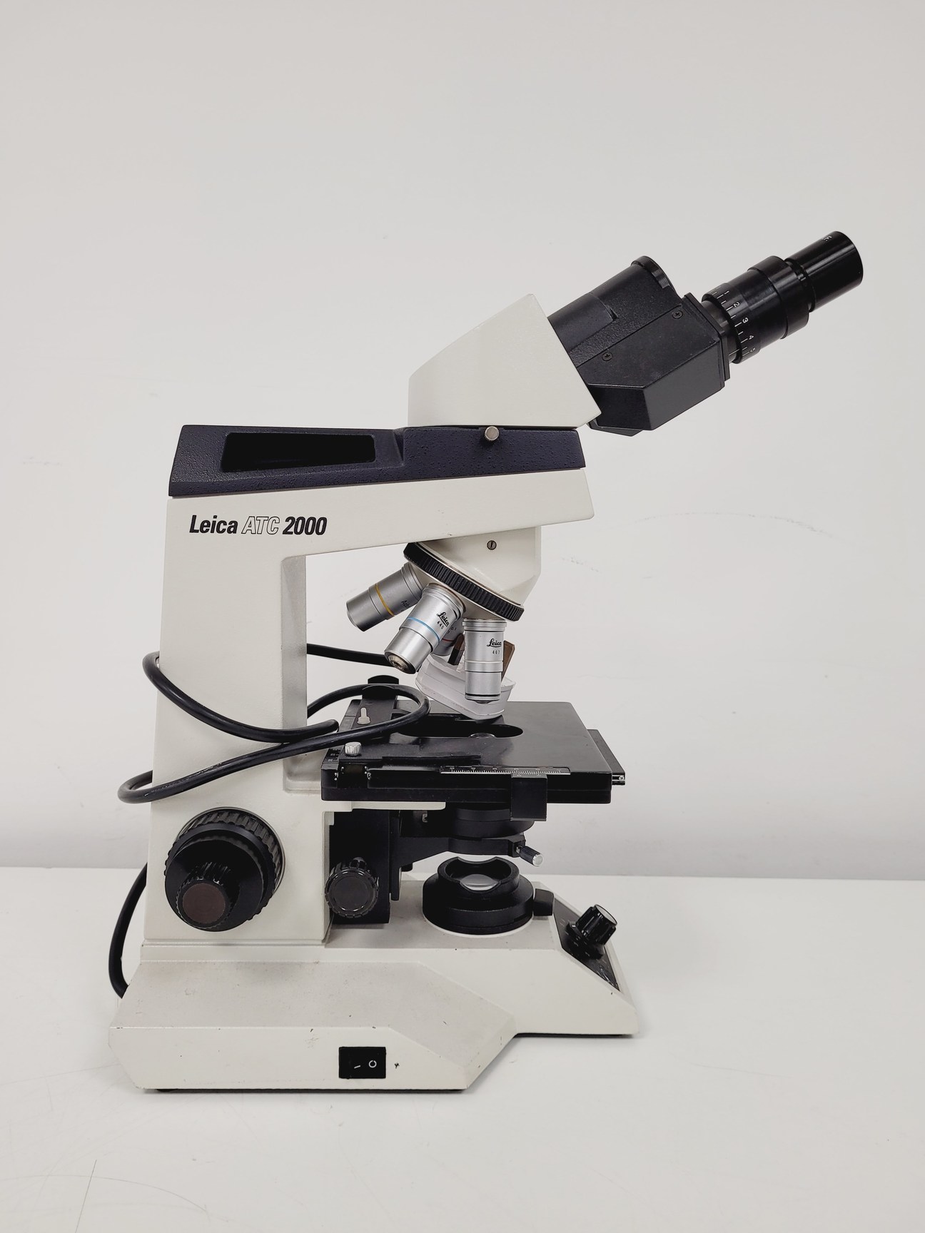 Image of Leica Model ATC 2000 Microscope w/ 4 x Achromatic Objectives Lab