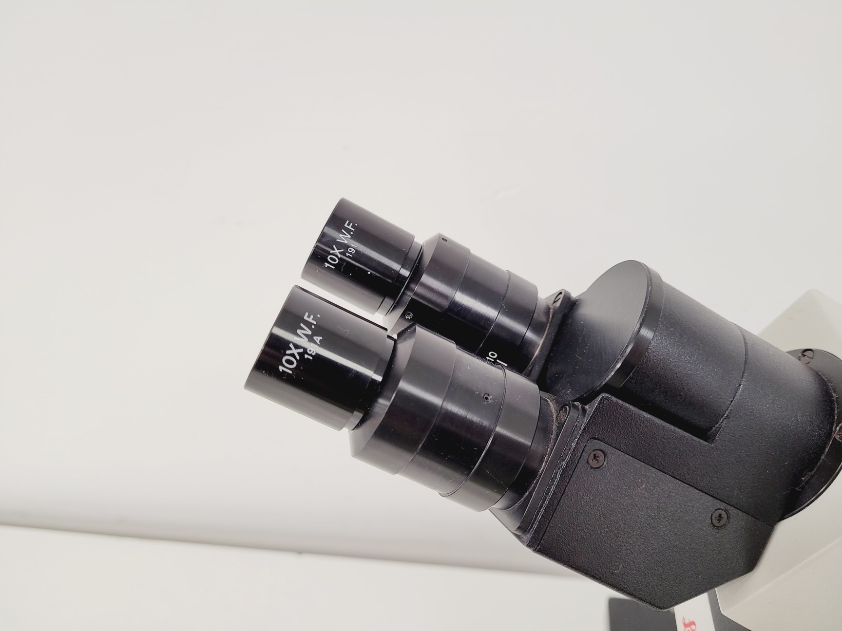 Image of Leica Model ATC 2000 Microscope w/ 4 x Achromatic Objectives Lab