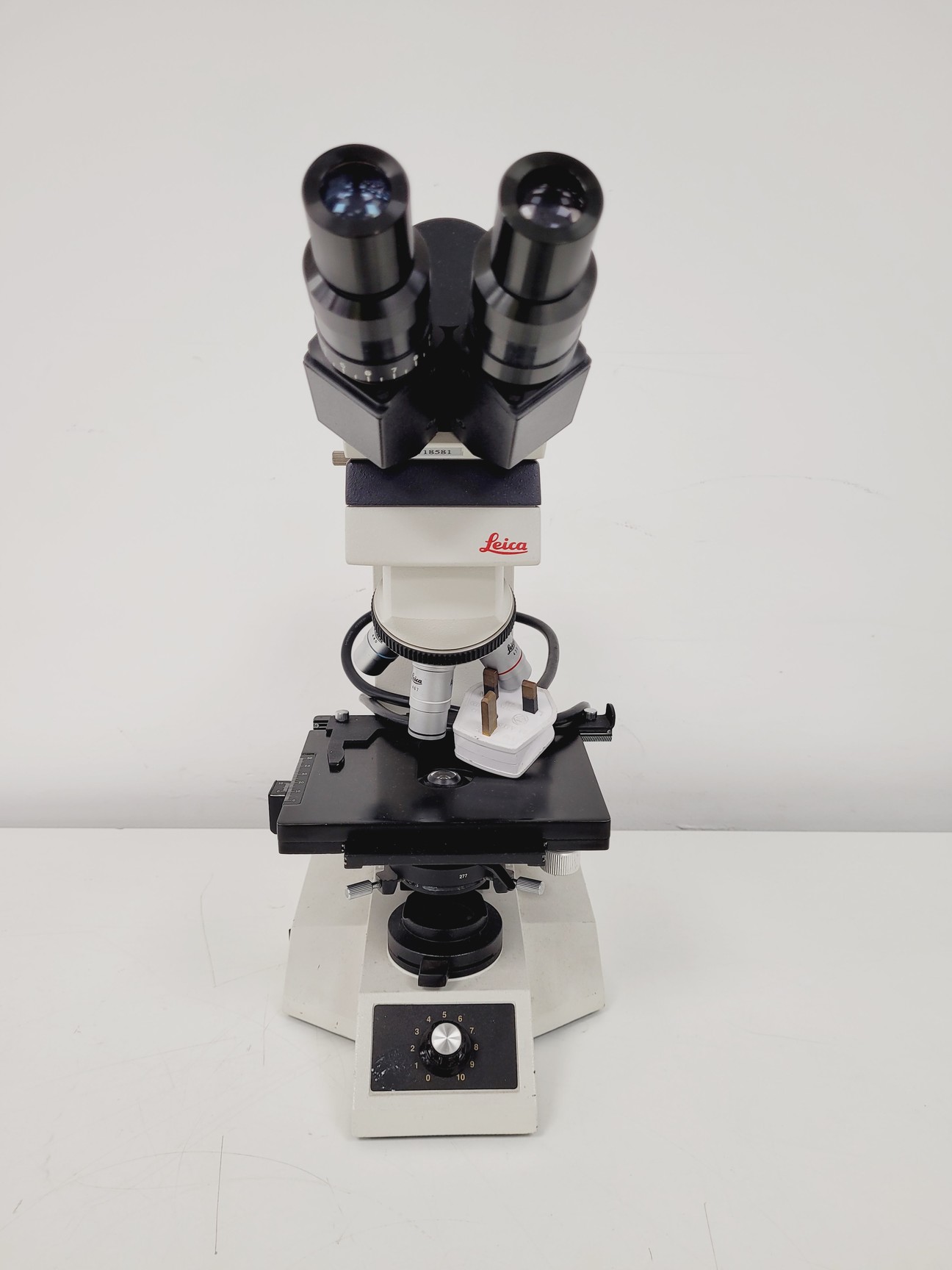 Image of Leica Model ATC 2000 Microscope w/ 4 x Achromatic Objectives Lab