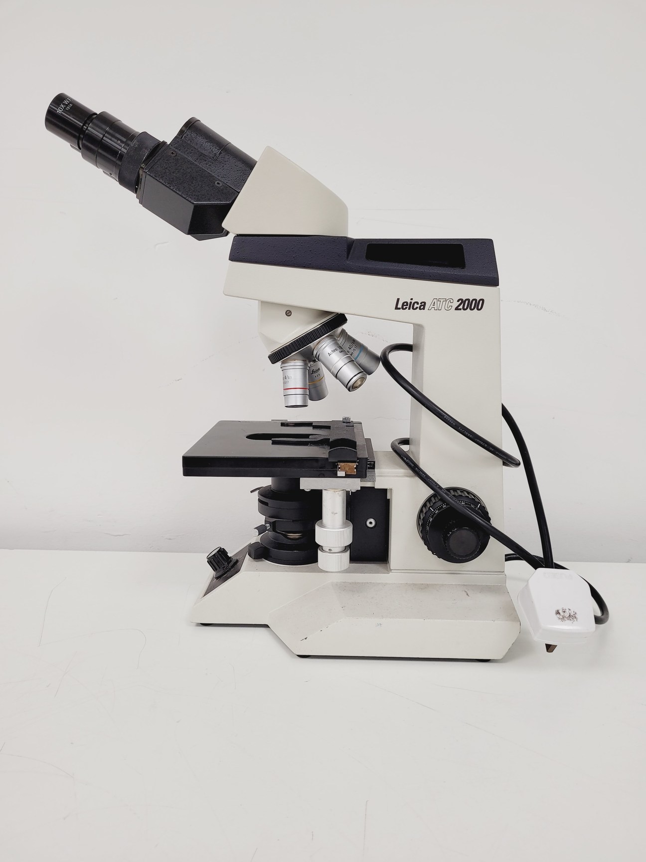 Image of Leica ATC 2000 Compound Microscope with 4 x Objectives - Achro OIL Lab