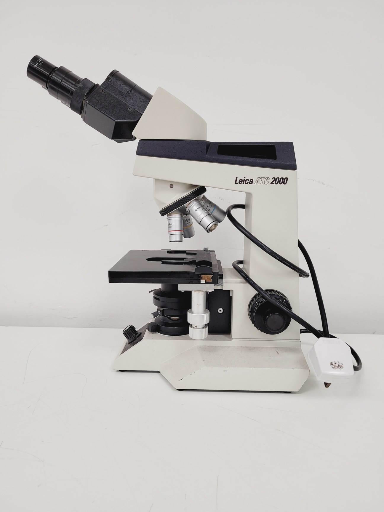 Leica ATC 2000 Compound Microscope with 4 x Objectives - Achro OIL Lab