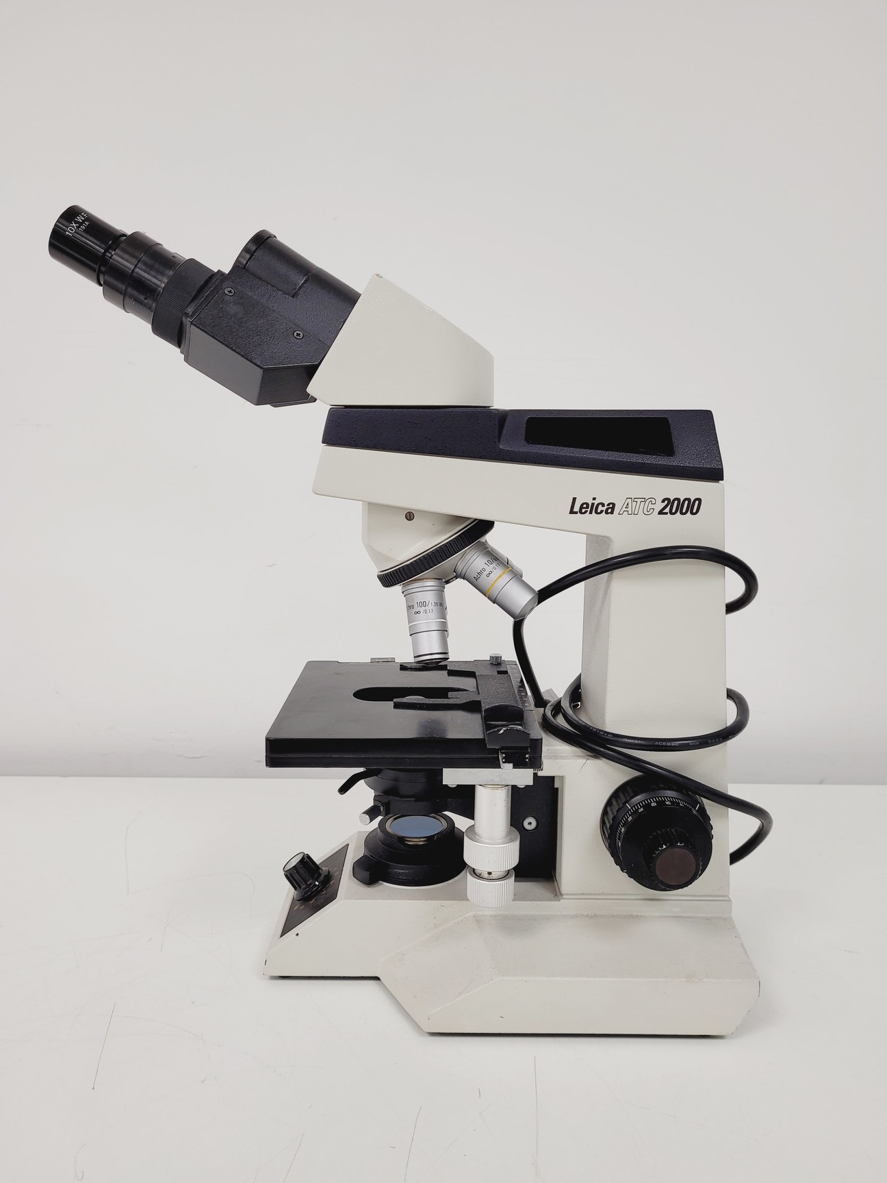 Image of Leica ATC 2000 Compound Microscope with 4 x Objectives - Achro OIL Lab