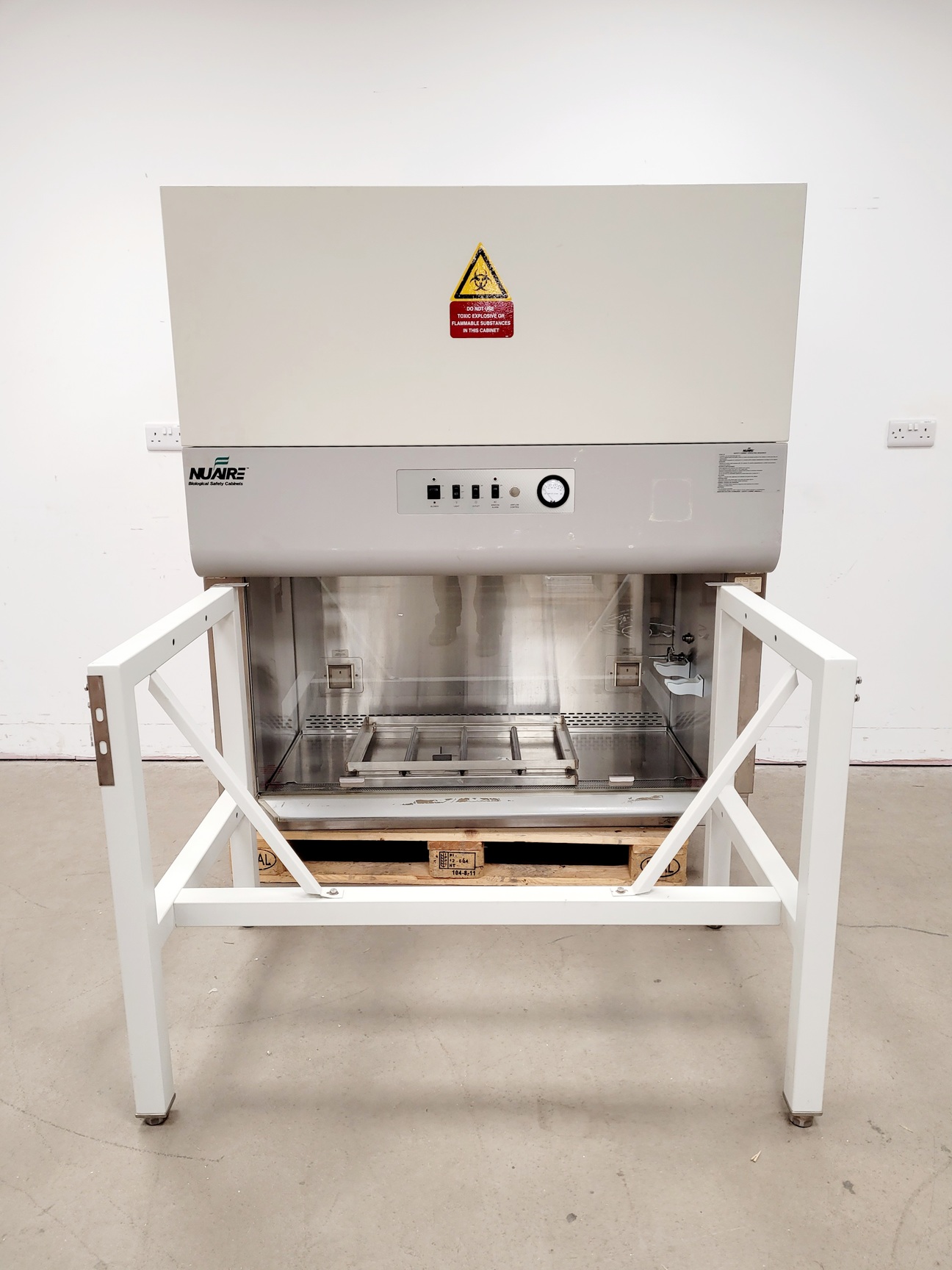 Image of Nuaire NU-426-400E Class II Biosafety Safety Cabinet & Stand Lab