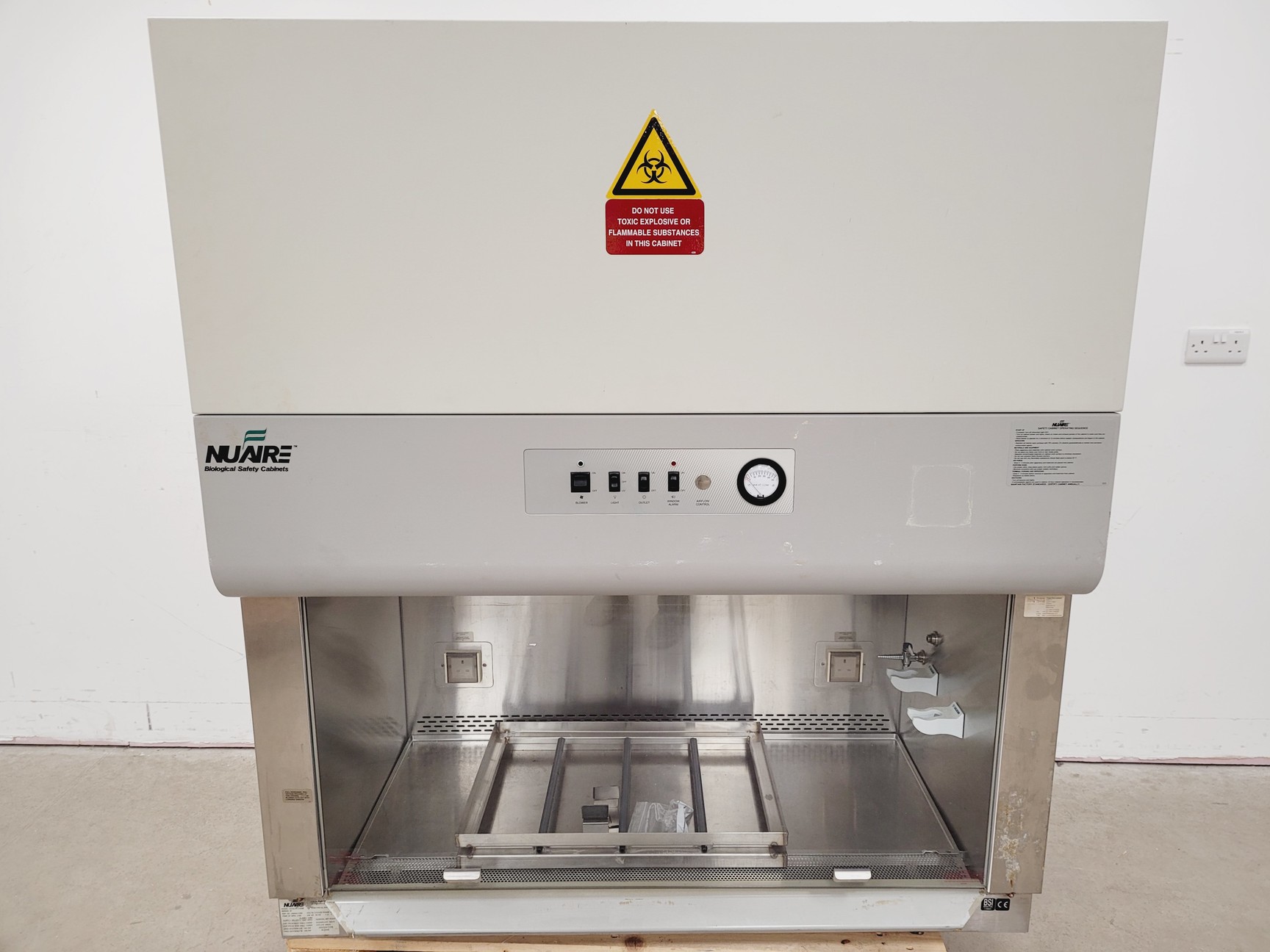Image of Nuaire NU-426-400E Class II Biosafety Safety Cabinet & Stand Lab