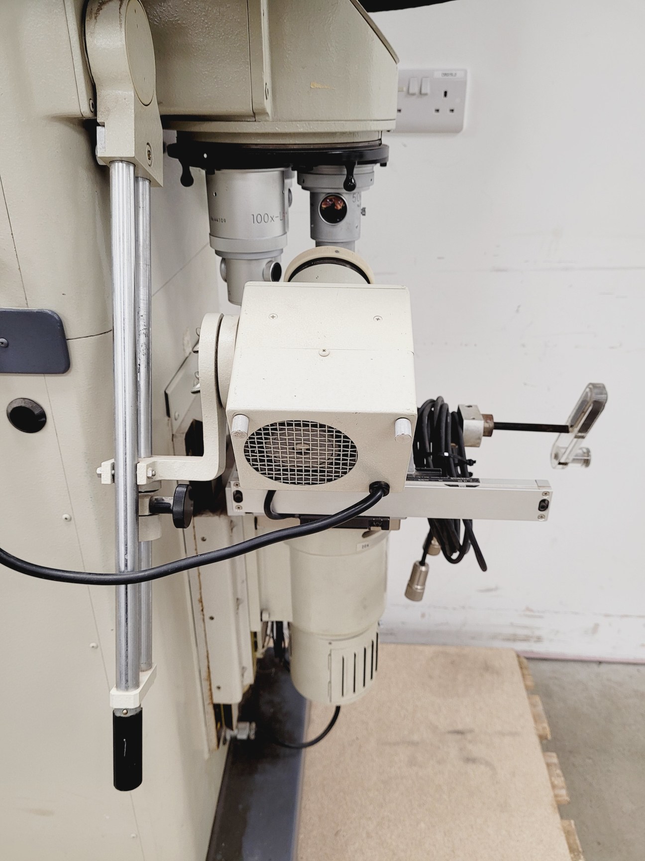 Image of Nikon Profile Projector Model V-16C Shadowgraph with 5 x Objectives Lab