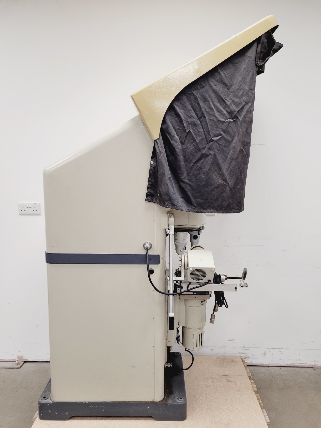 Image of Nikon Profile Projector Model V-16C Shadowgraph with 5 x Objectives Lab