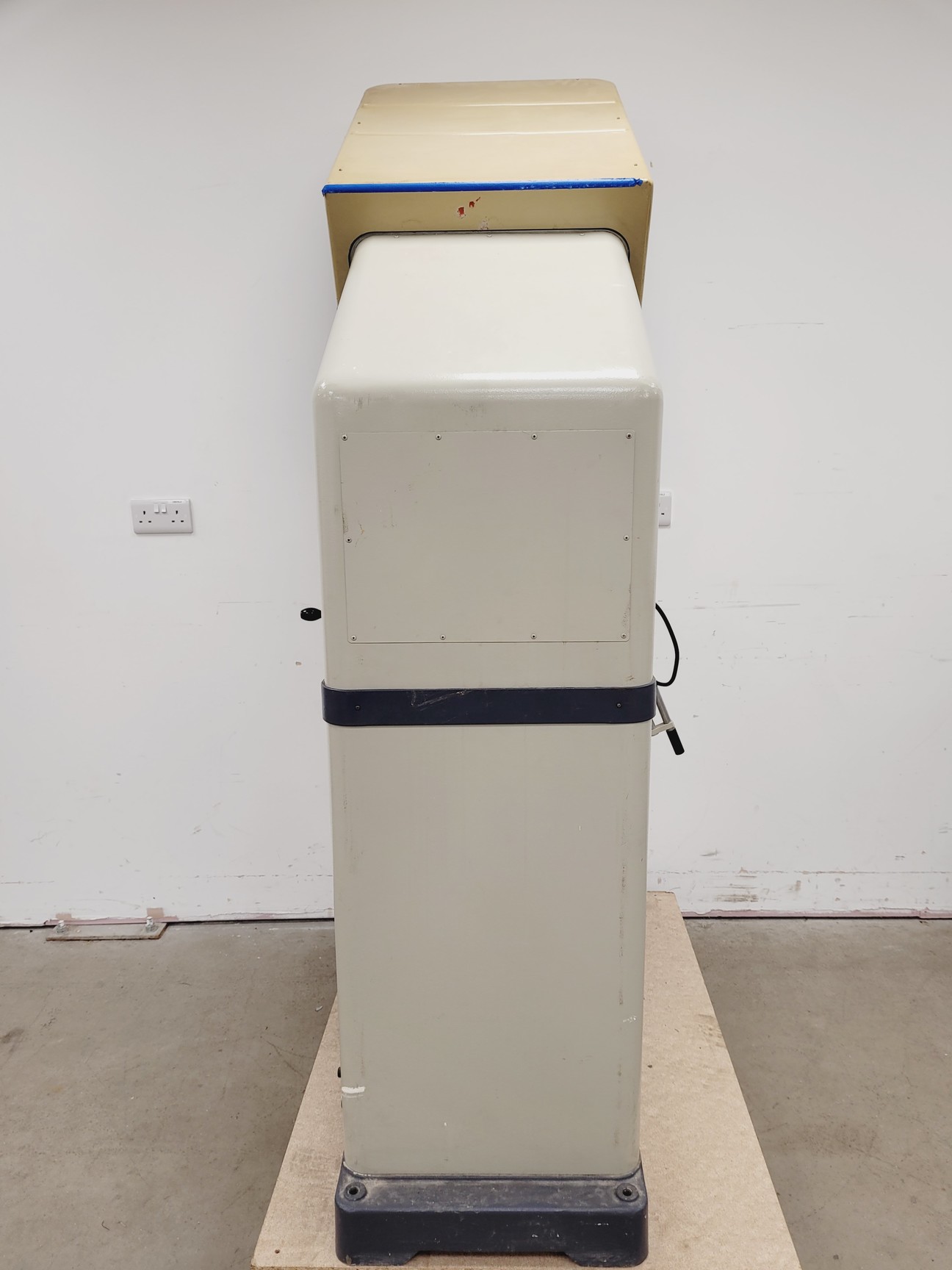 Image of Nikon Profile Projector Model V-16C Shadowgraph with 5 x Objectives Lab