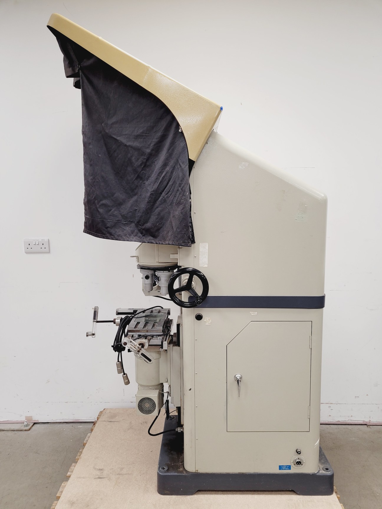 Image of Nikon Profile Projector Model V-16C Shadowgraph with 5 x Objectives Lab