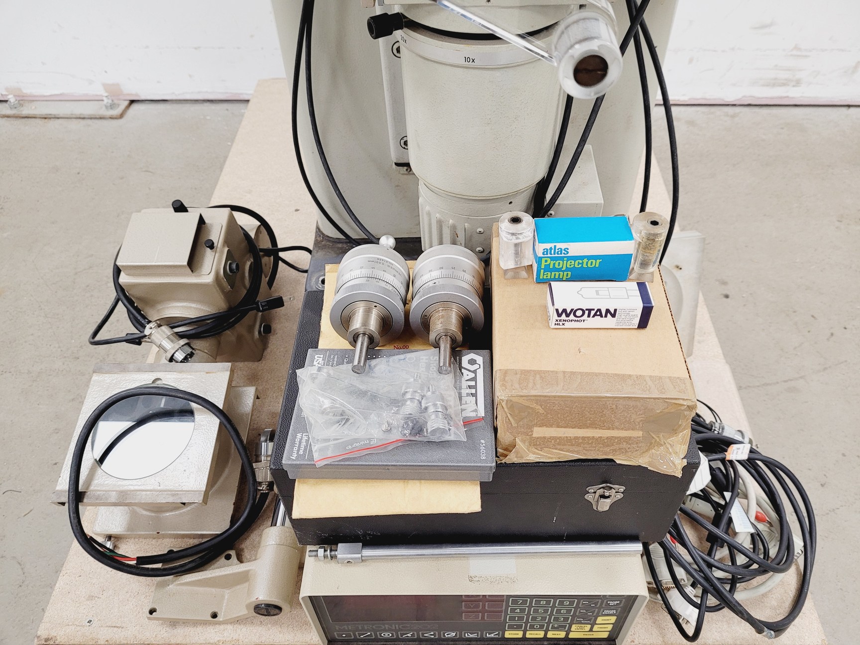 Image of Nikon Profile Projector Model V-16C Shadowgraph with 5 x Objectives Lab