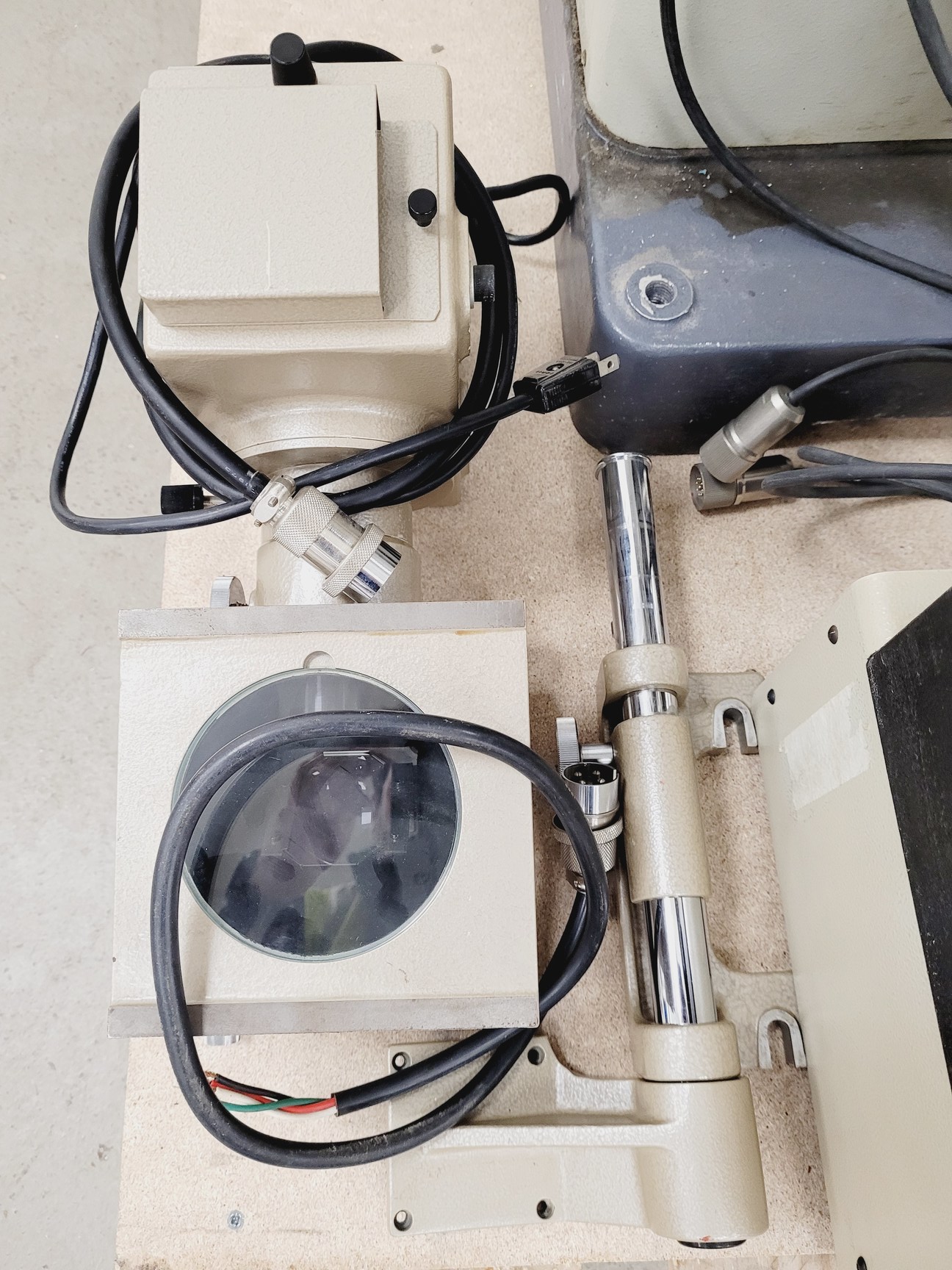 Image of Nikon Profile Projector Model V-16C Shadowgraph with 5 x Objectives Lab