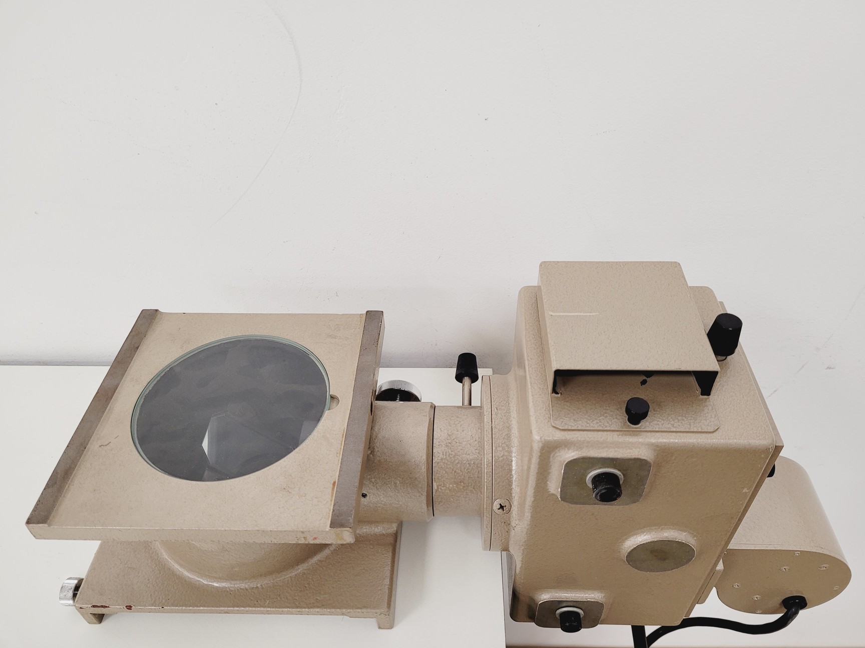 Image of Nikon Profile Projector Model V-16C Shadowgraph with 5 x Objectives Lab