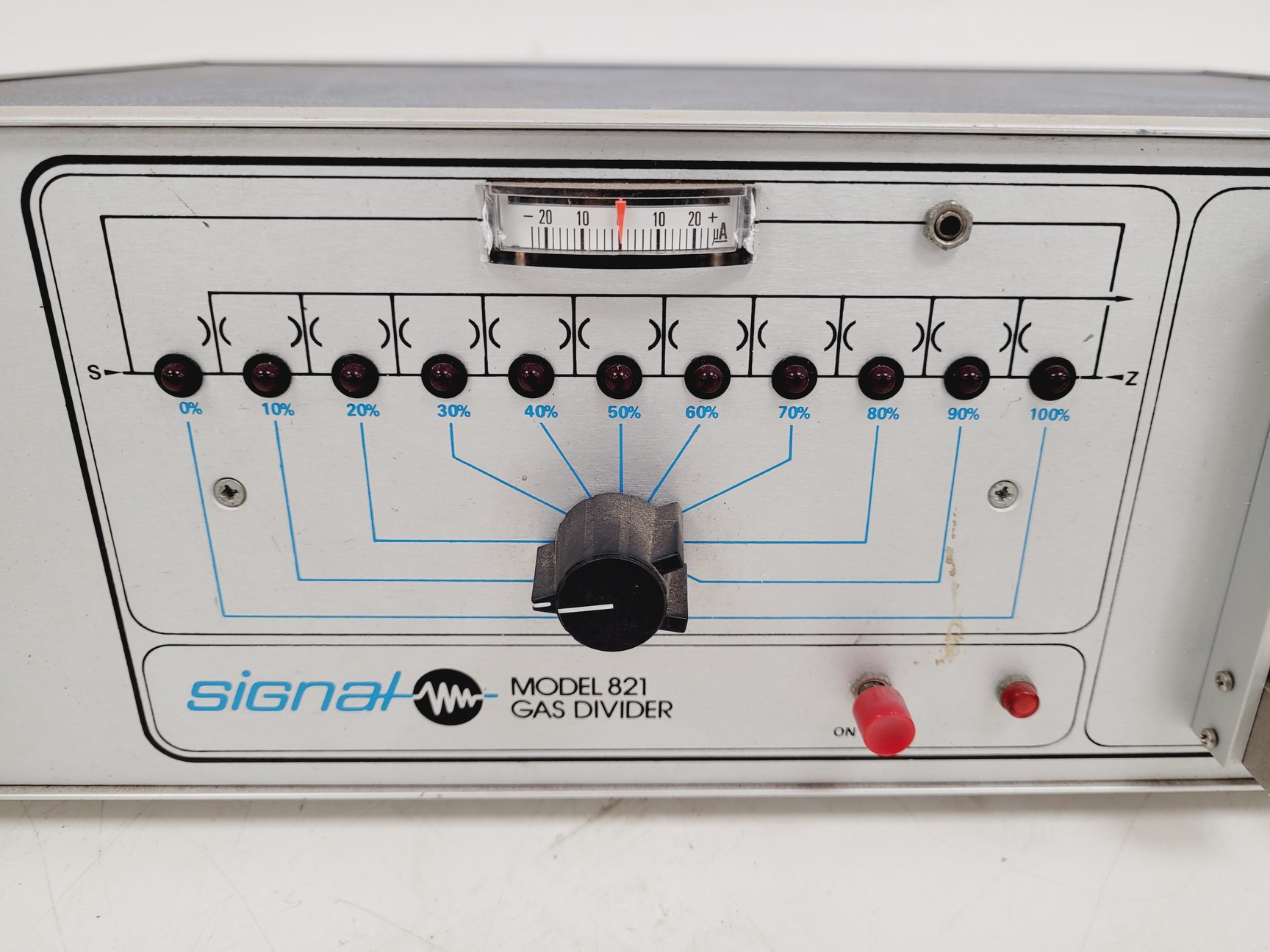 Image of Signal Model 821 Gas Divider Lab