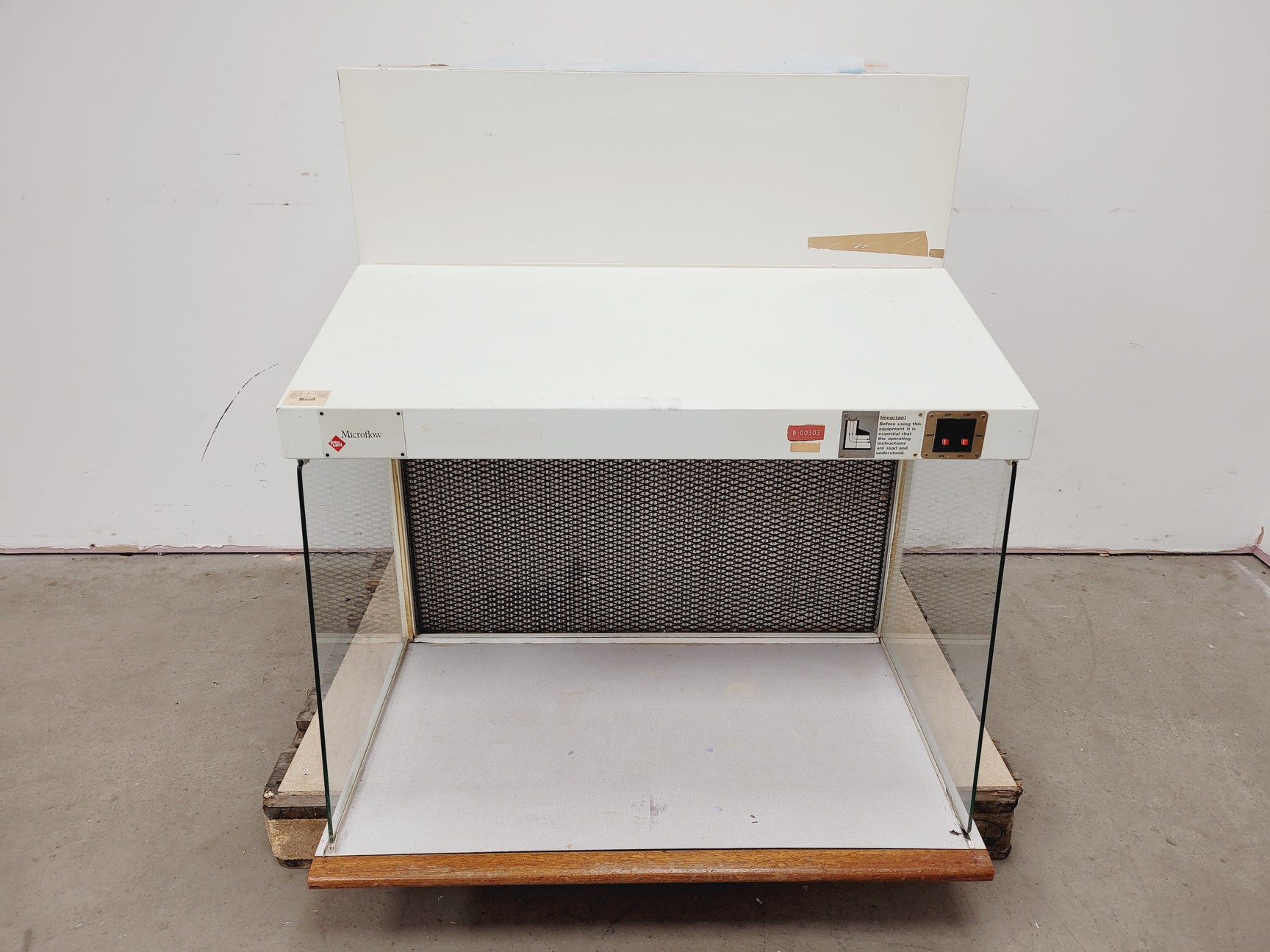Image of Microflow Pathfinder Laminar Flow Cabinet Lab