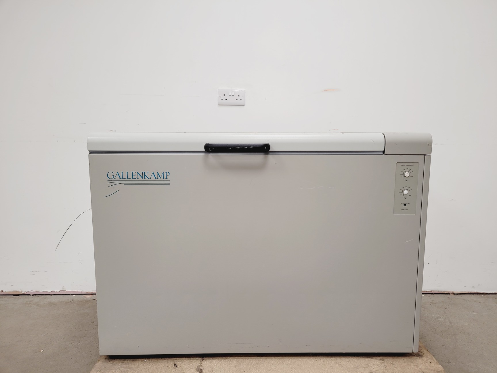 Image of Gallenkamp Laboratory Incubator Shaker  Cat no. IOX400.XX2.C Lab