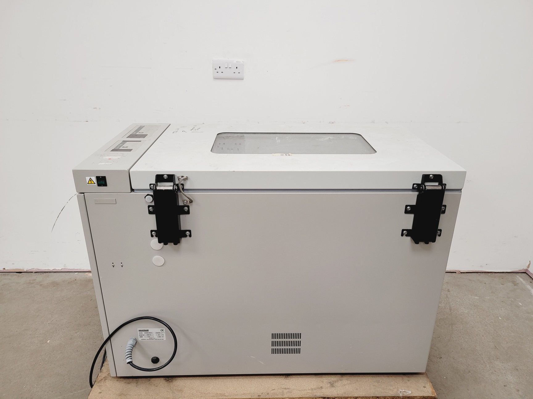 Image of Gallenkamp Laboratory Incubator Shaker  Cat no. IOX400.XX2.C Lab