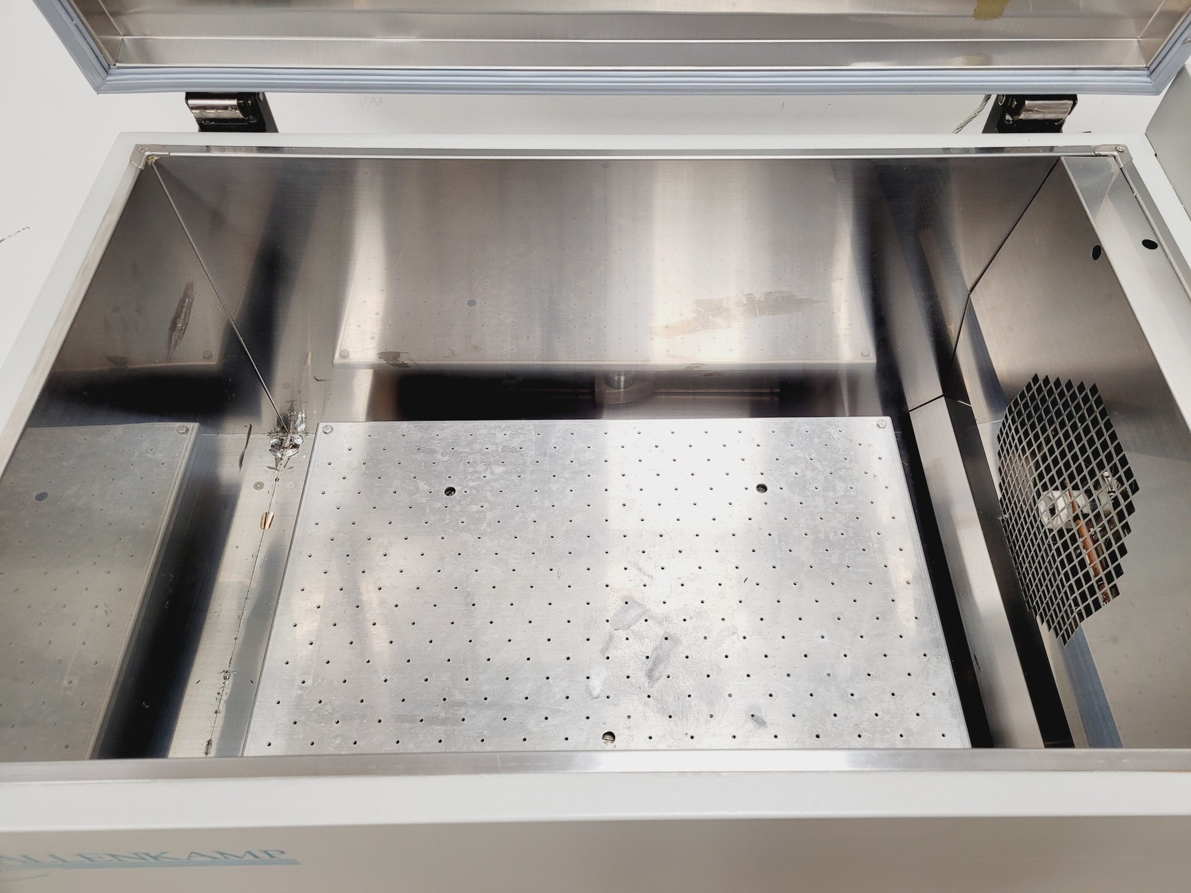 Image of Gallenkamp Laboratory Incubator Shaker  Cat no. IOX400.XX2.C Lab