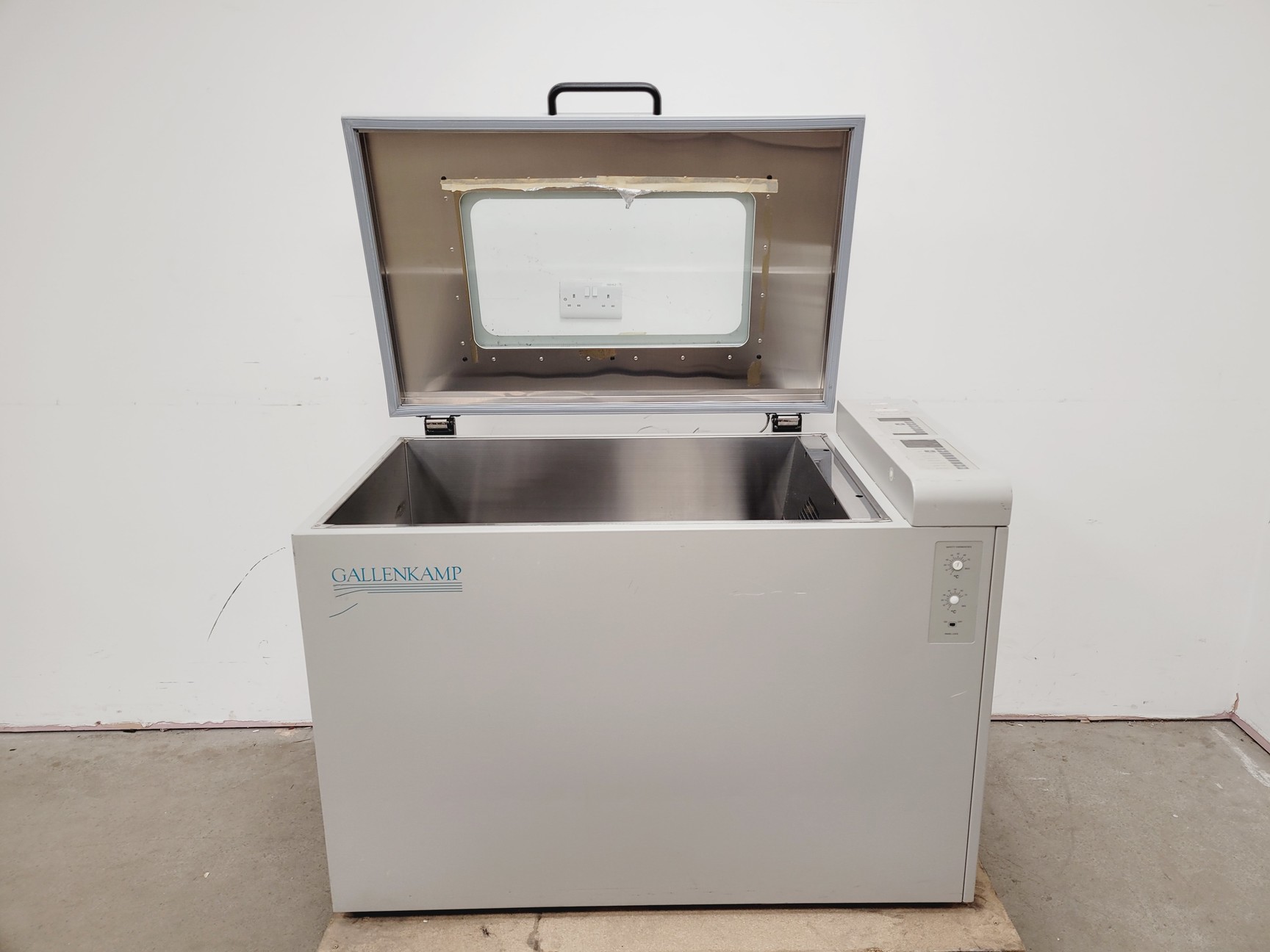 Image of Gallenkamp Laboratory Incubator Shaker  Cat no. IOX400.XX2.C Lab