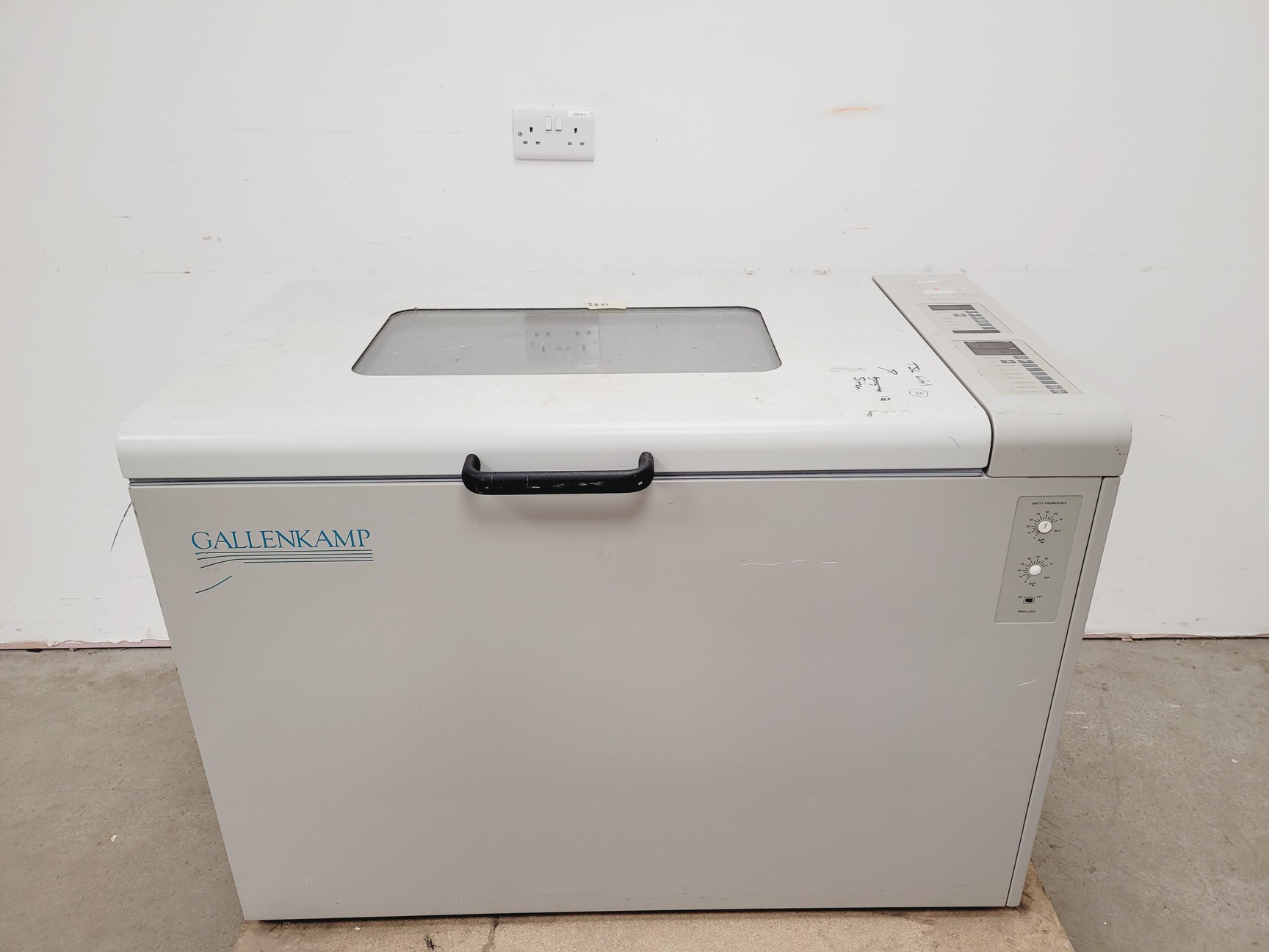 Image of Gallenkamp Laboratory Incubator Shaker  Cat no. IOX400.XX2.C Lab