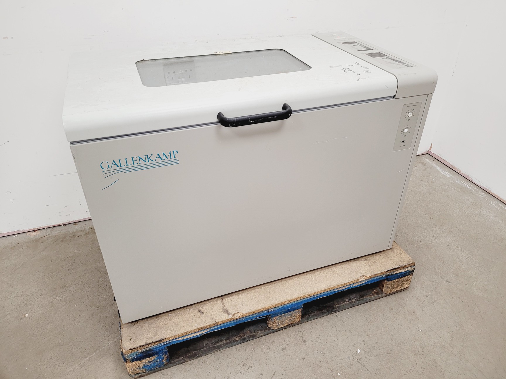 Image of Gallenkamp Laboratory Incubator Shaker  Cat no. IOX400.XX2.C Lab