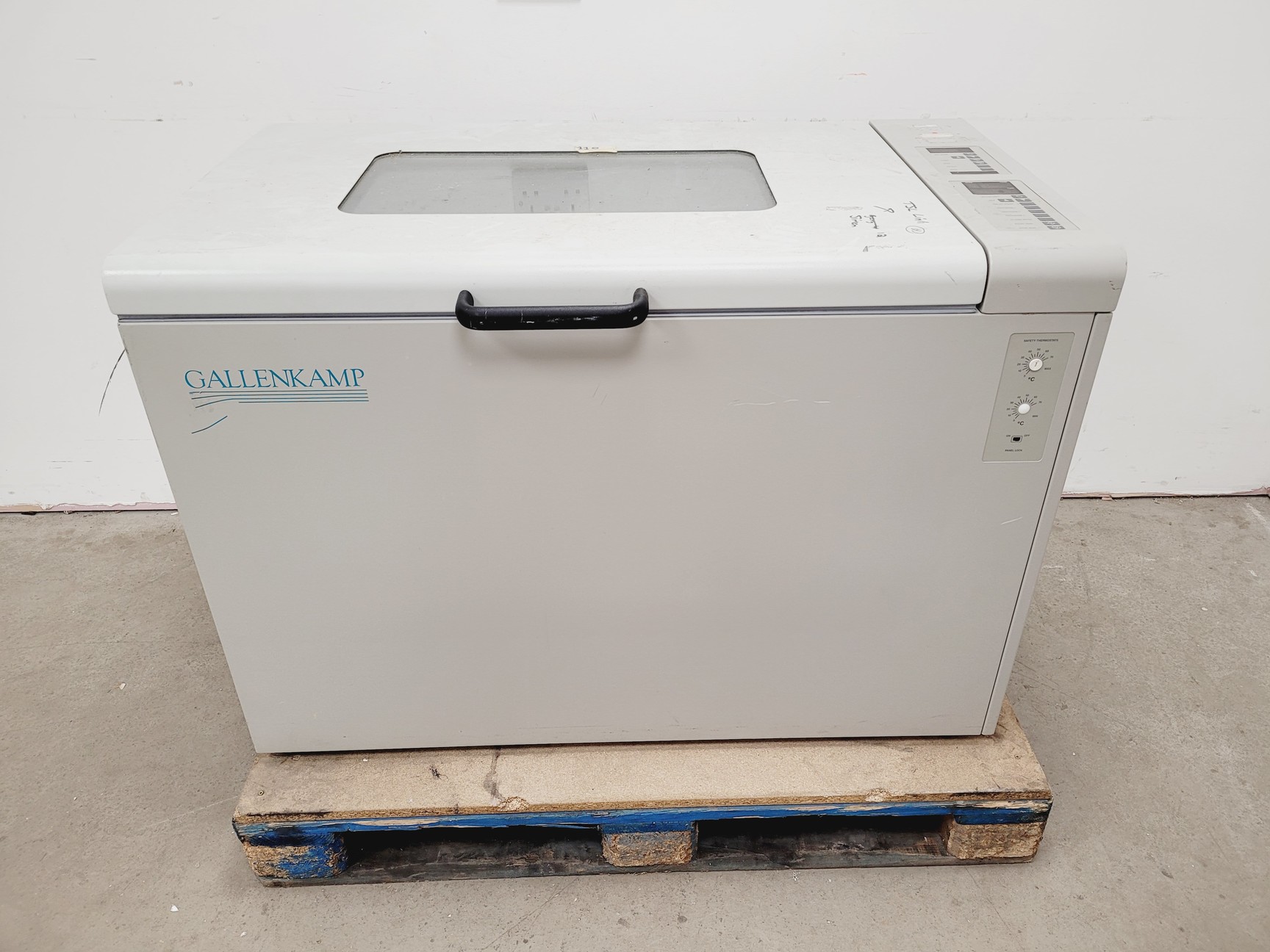 Image of Gallenkamp Laboratory Incubator Shaker  Cat no. IOX400.XX2.C Lab