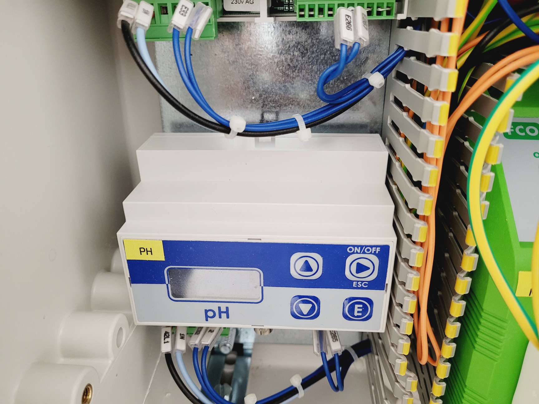 Image of Tecniplast Quarantine ZebTEC Rack Fish Tank System with ZB1020MN2AB Power Box