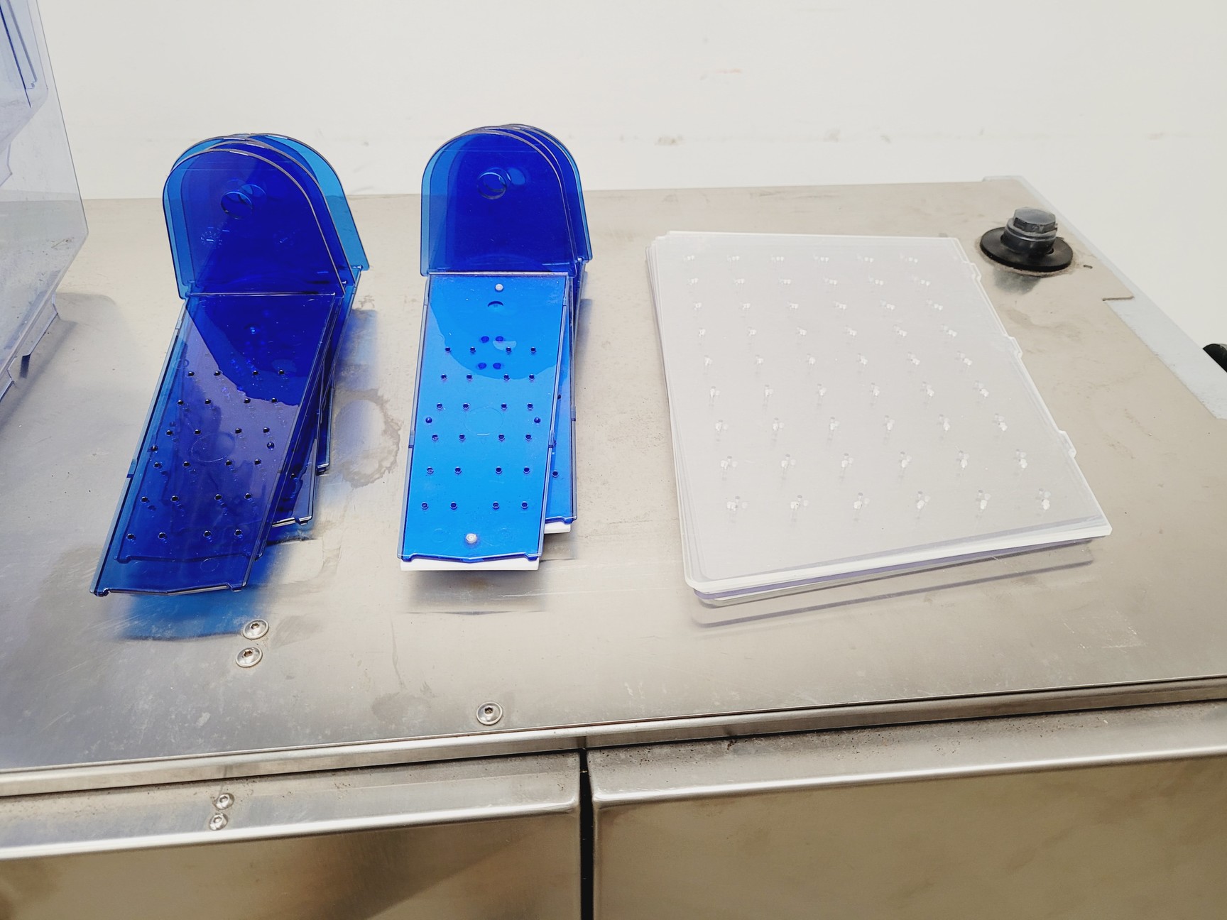 Image of Tecniplast Quarantine Fish Tank System with ZB1020MN2AB Power Box